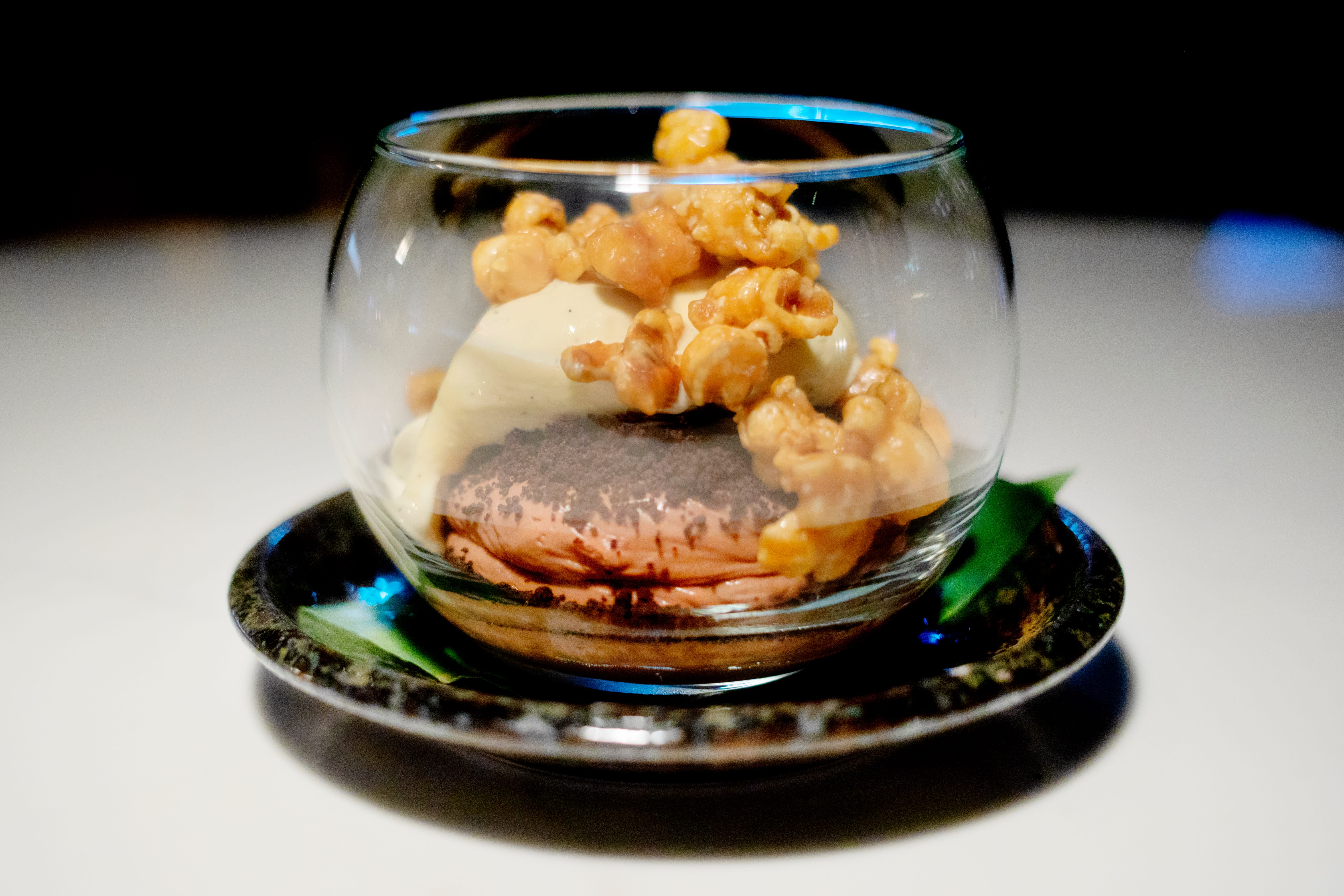 Melkesjokolade-mousse med vaniljeis og karamelliserte popcorn. 