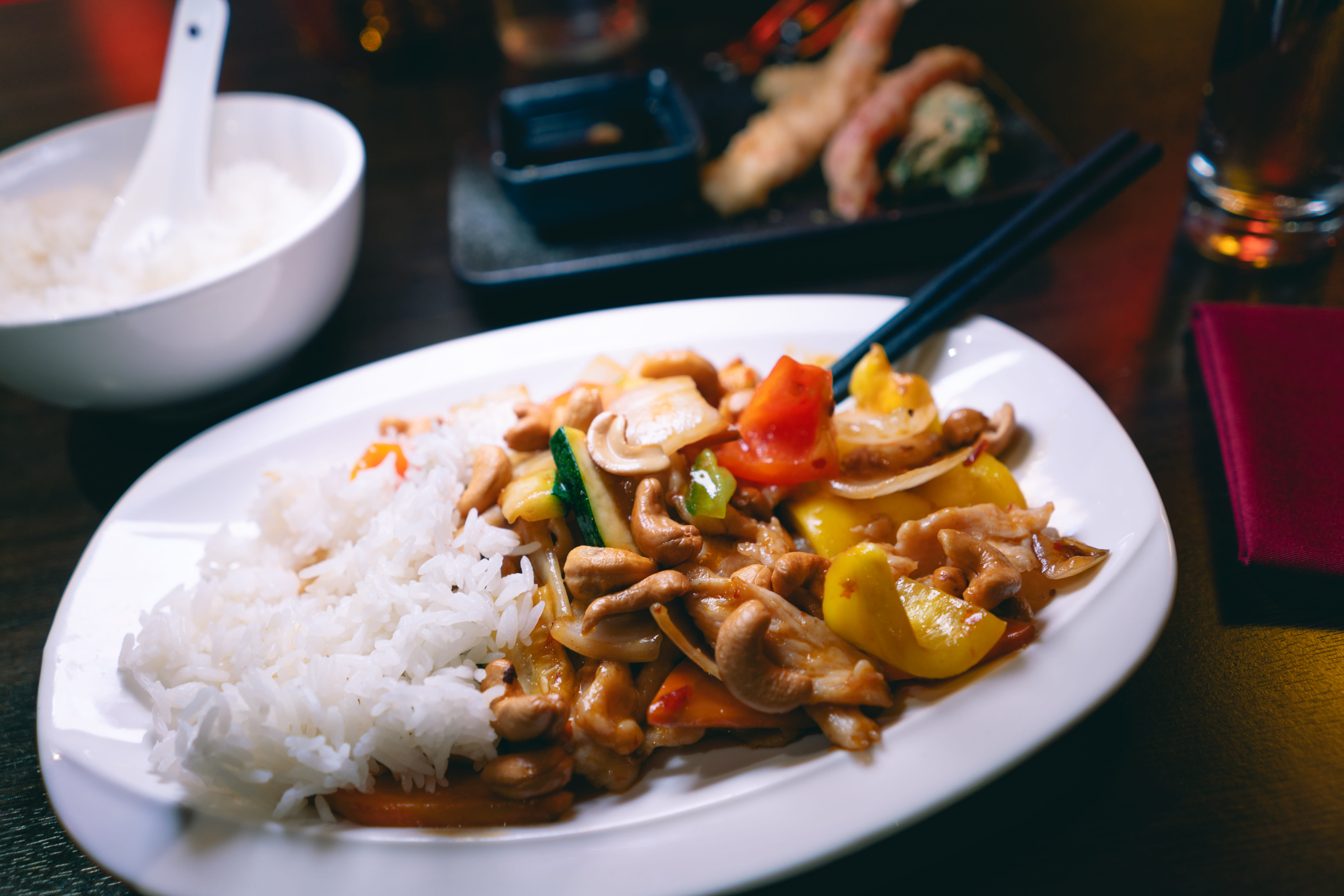 Kylling gongbao med nøtter og ris. 