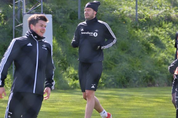 Tilbake på RBK-trening var Bendtner taus: Dette sier kapteinen om situasjonen