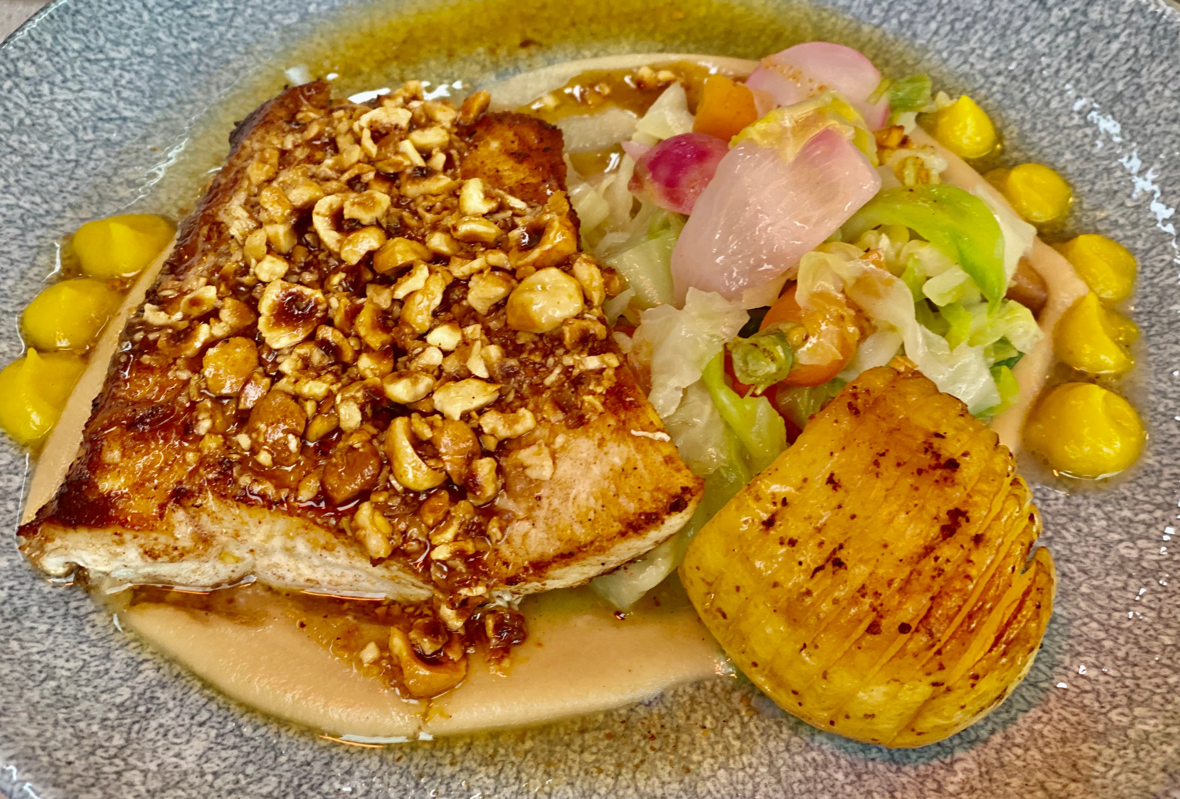 Herlig kveite med hasselbackpotet, sellerirot og gode grønnsaker. 