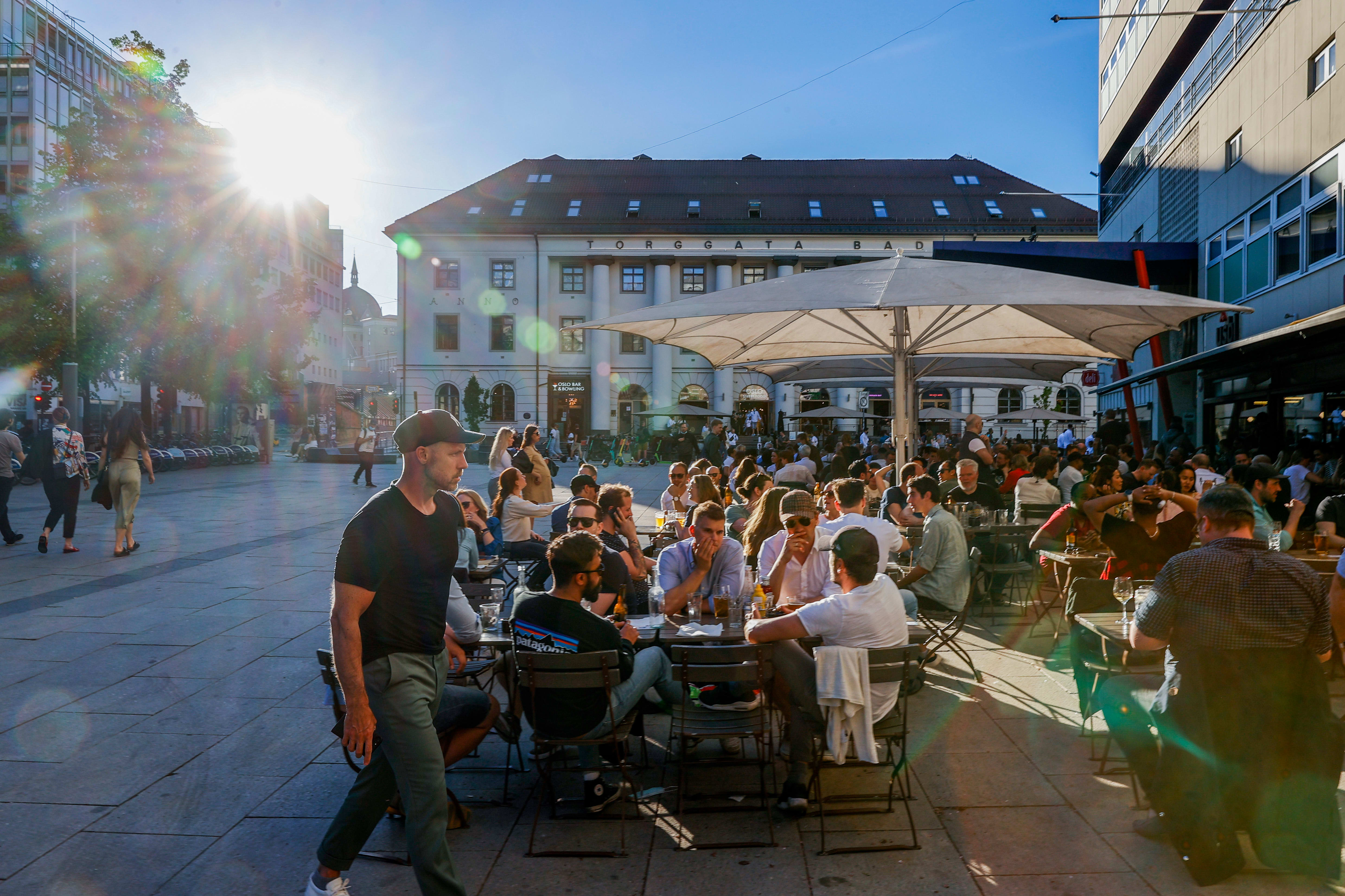 På solskinnsdager er det vanskelig å finne et ledig bord i Torggata.