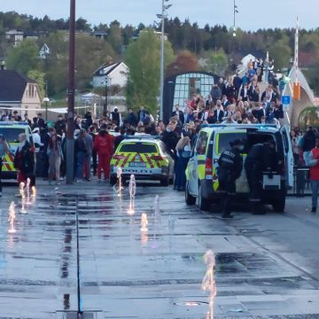 Politiet ryddet Stortorvet i Fredrikstad etter bråk – 14 arrestert