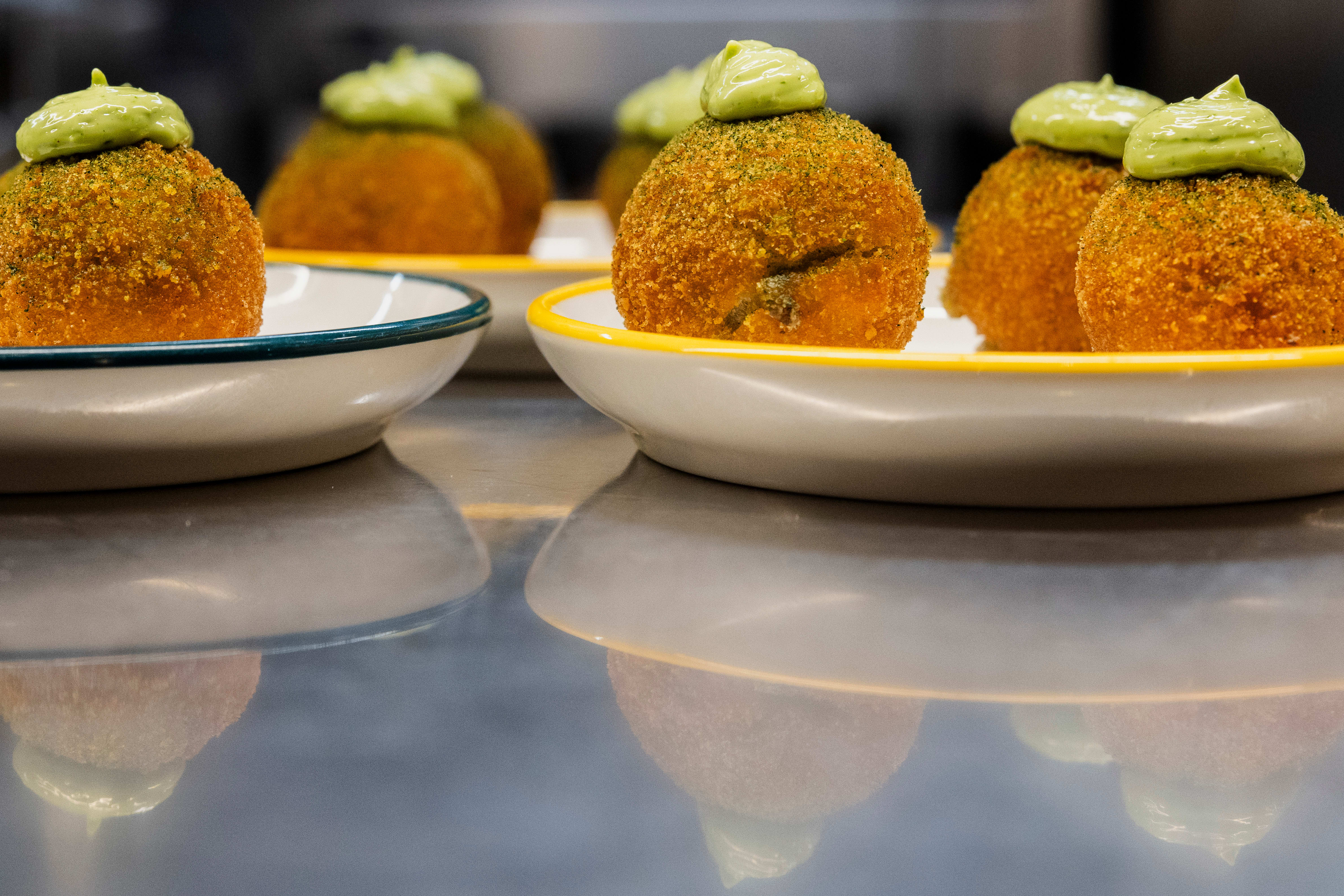 Oksekroketter med persillemajones og sennep.