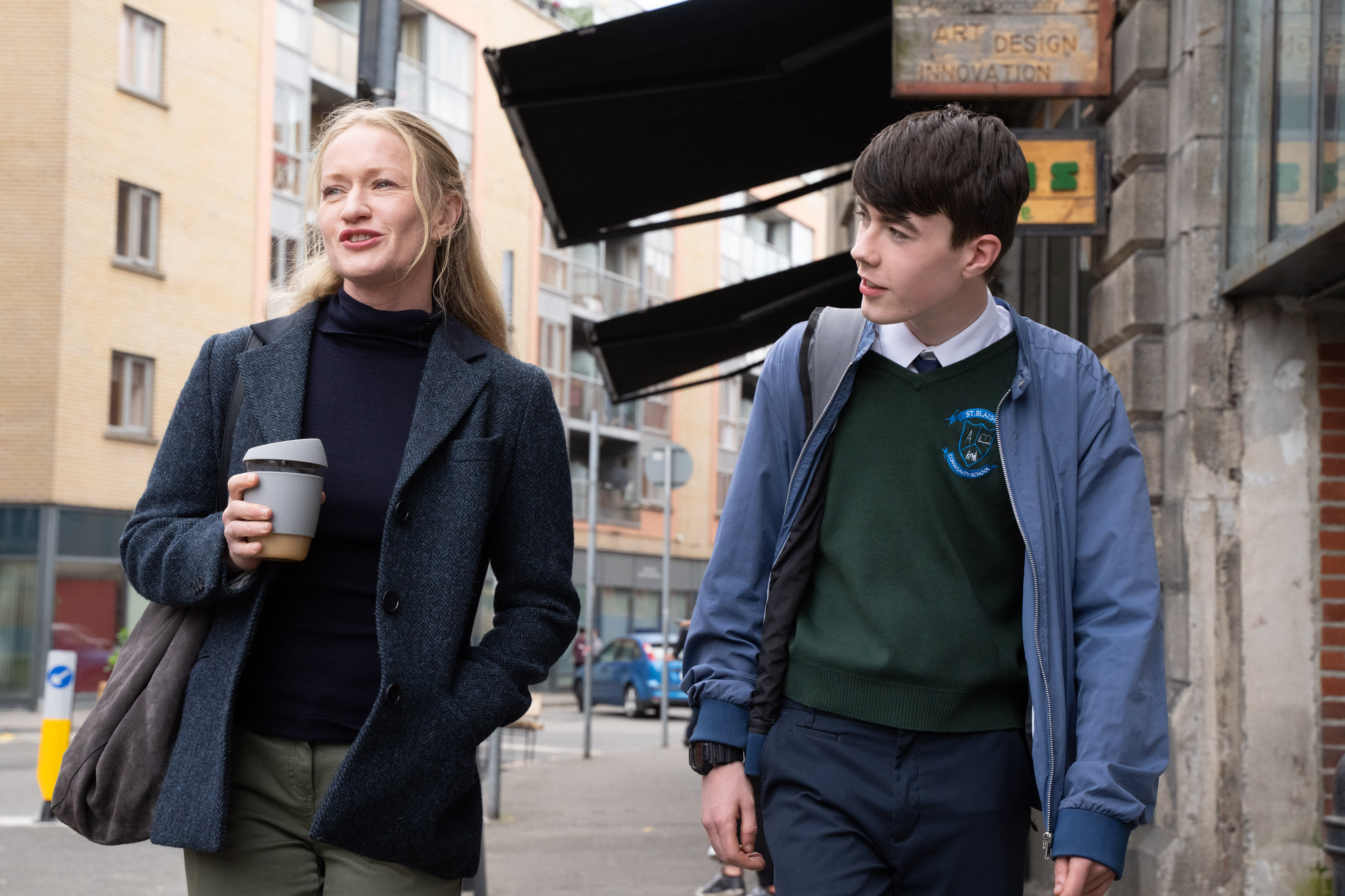 Evan O'Connor spiller Liam. Her på tur sammen med sin bestemor Colette. 