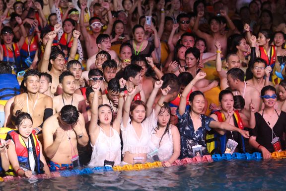 Bildene gikk verden rundt.  Kinesere forsvarer badefest i Wuhan.