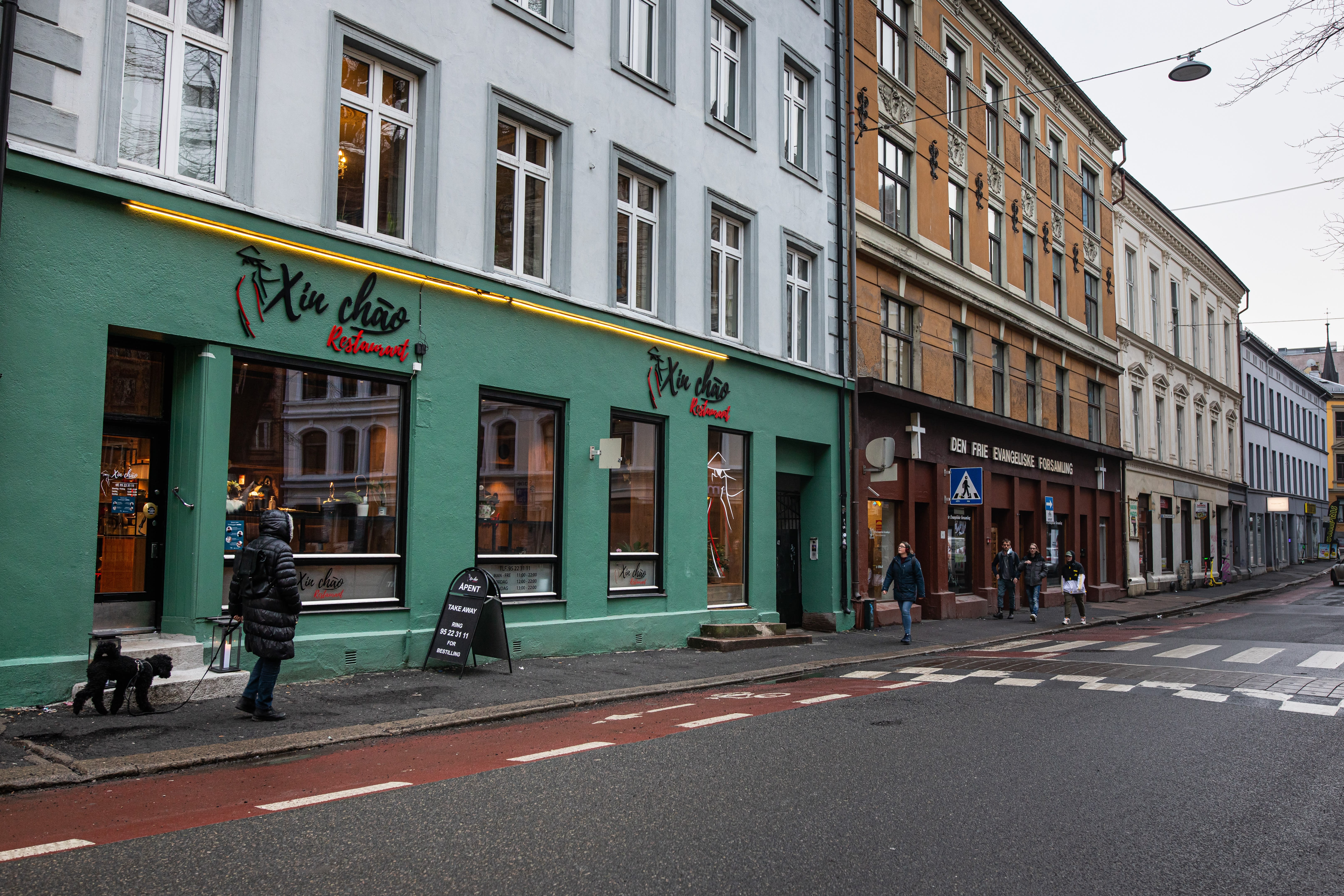 Xin Chao ligger så å si rett over gaten for Møllergata skole. Men det er elvene ved Elvebakken som pleide å oversvømme lokalene her.