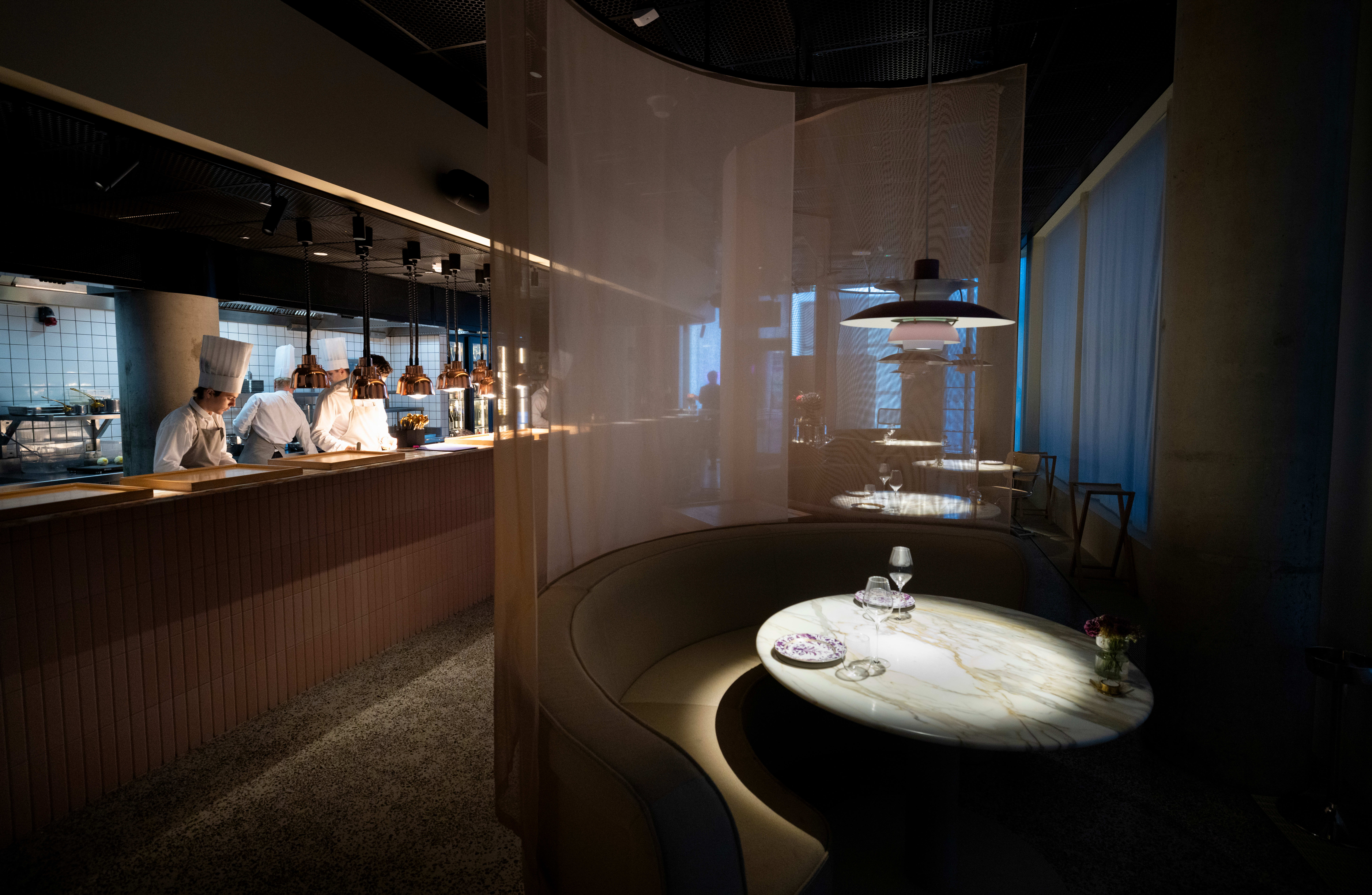 Lekre omgivelser og åpent kjøkken hos Mon Oncle. 