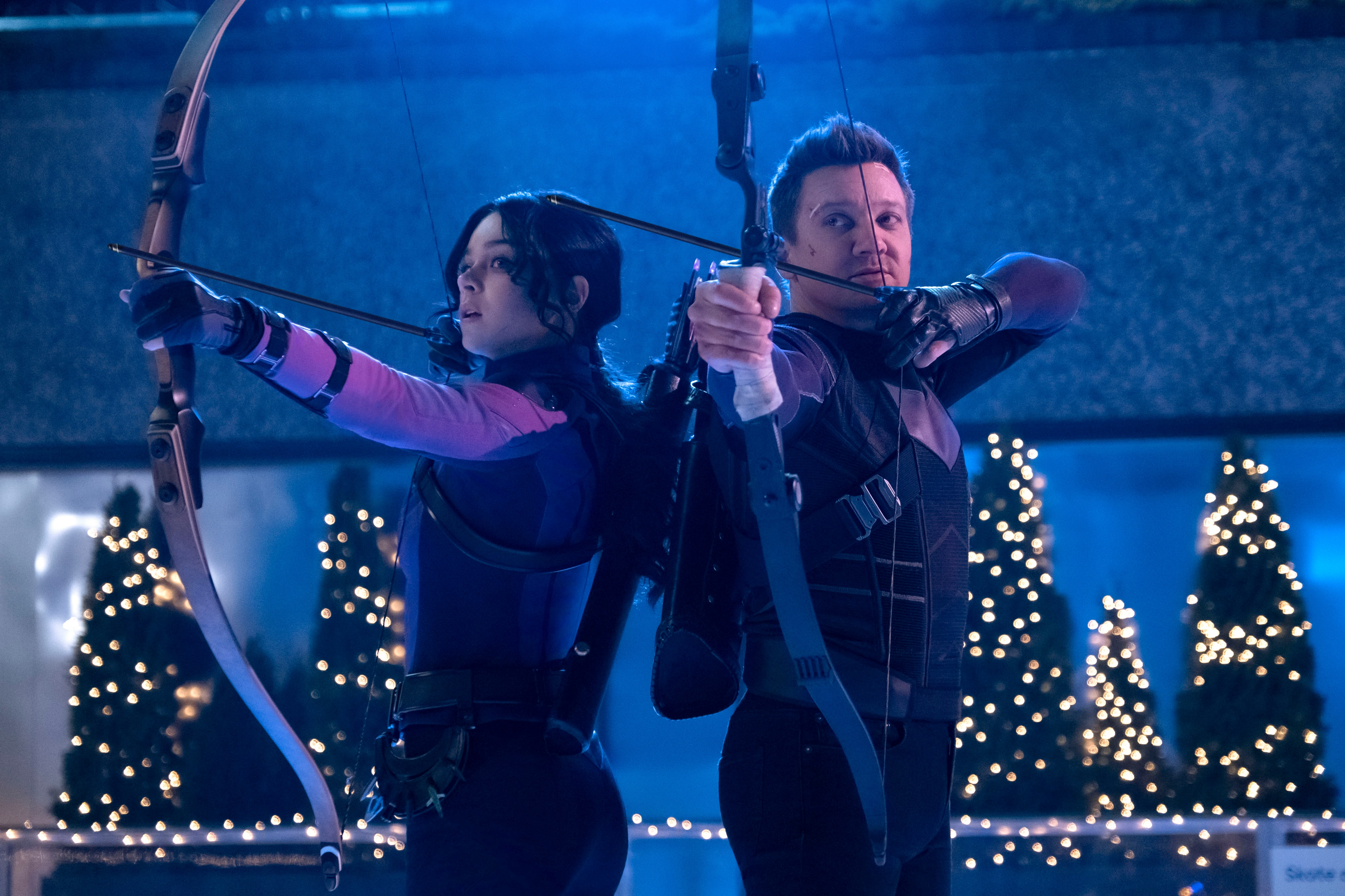 Jeremy Renner spiller superhelten Hawkeye. Serien «Hawkeye» er en avlegger av den populære «Avengers»-filmserien. Med ham er Hailee Steinfeld som Kate Bishop. 