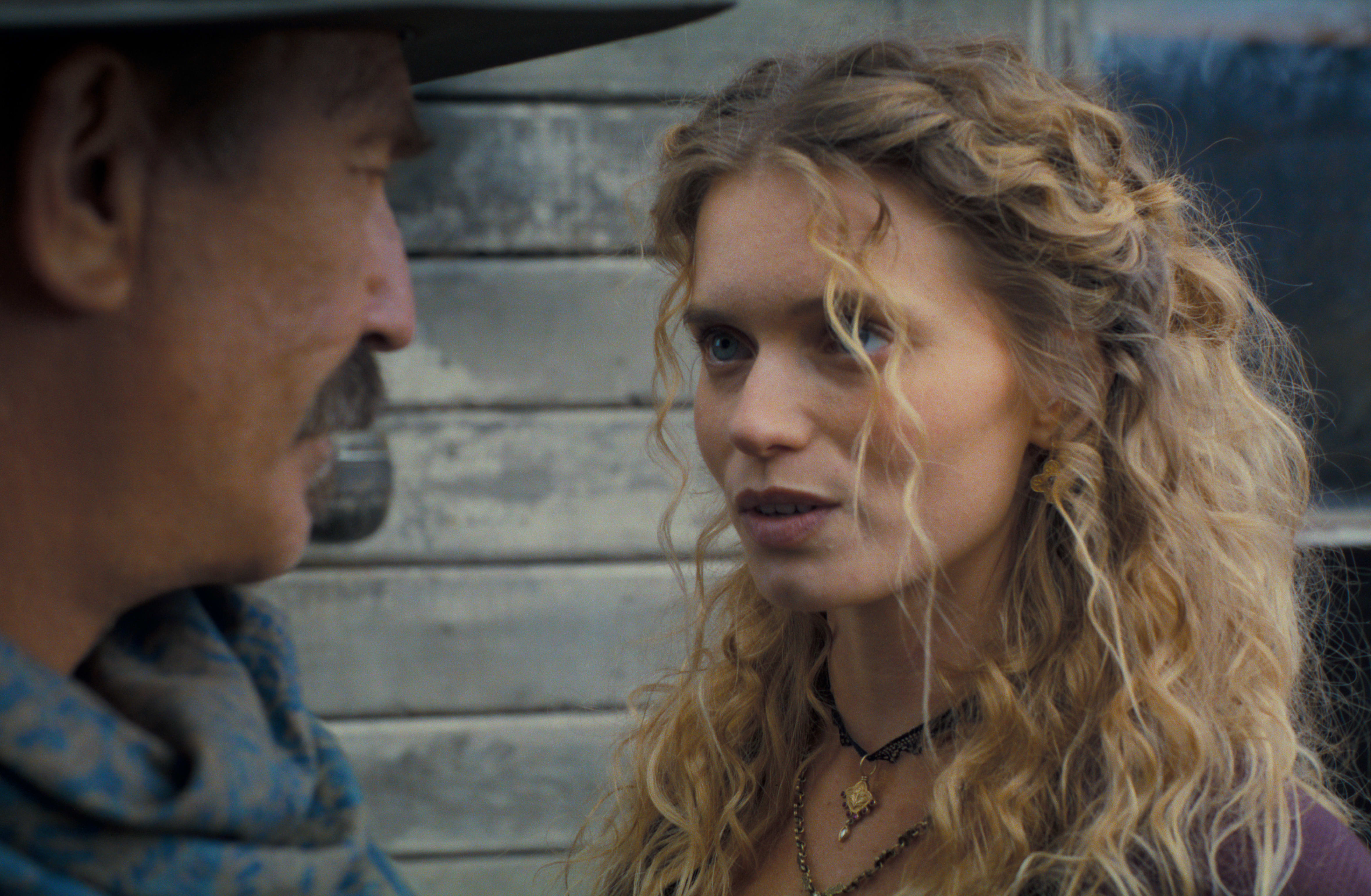 En mann ankommer en gullgraverby og en sexarbeider tilbyr sine tjenester gratis. Det er ikke like ille som det høres ut.