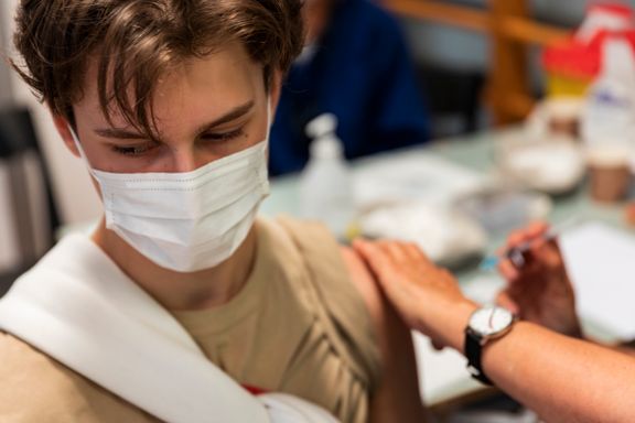 Nå vaksineres Elias (15) og andre elever i ekspressfart