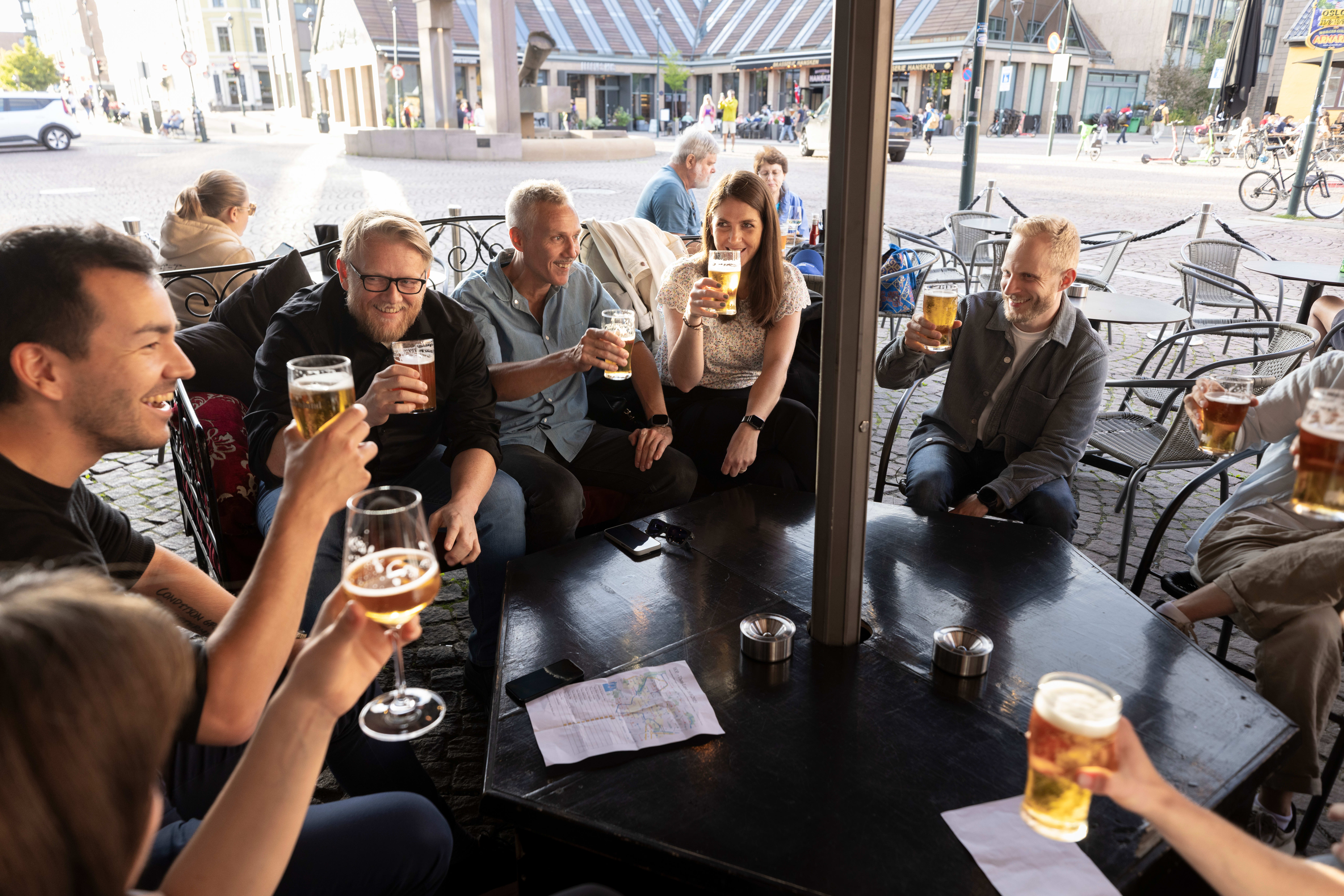 Vi skåler for Olav Thon på Skyggesiden. 