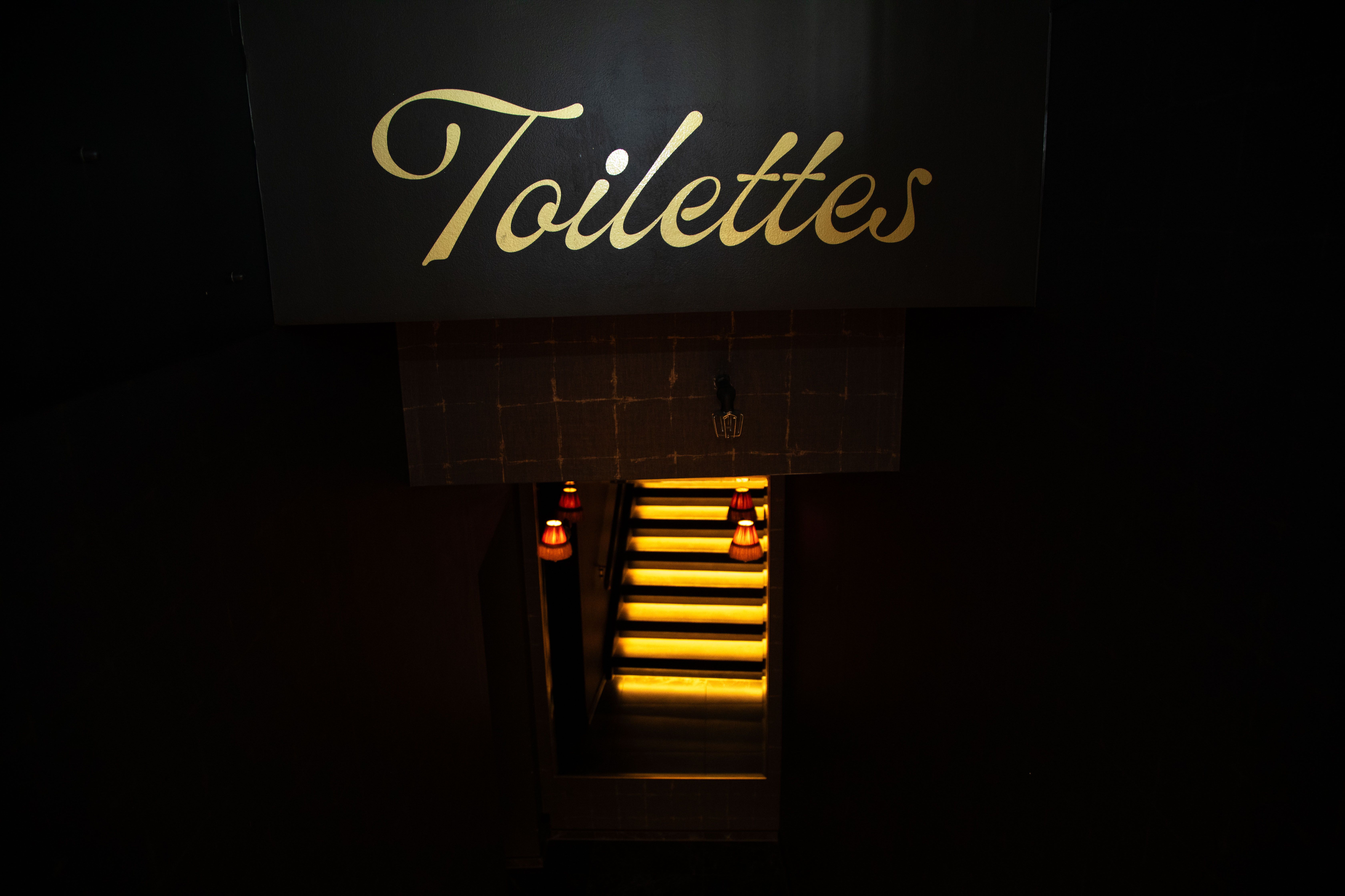 Dempet belysning og stilfull nedstigning til toalettene.