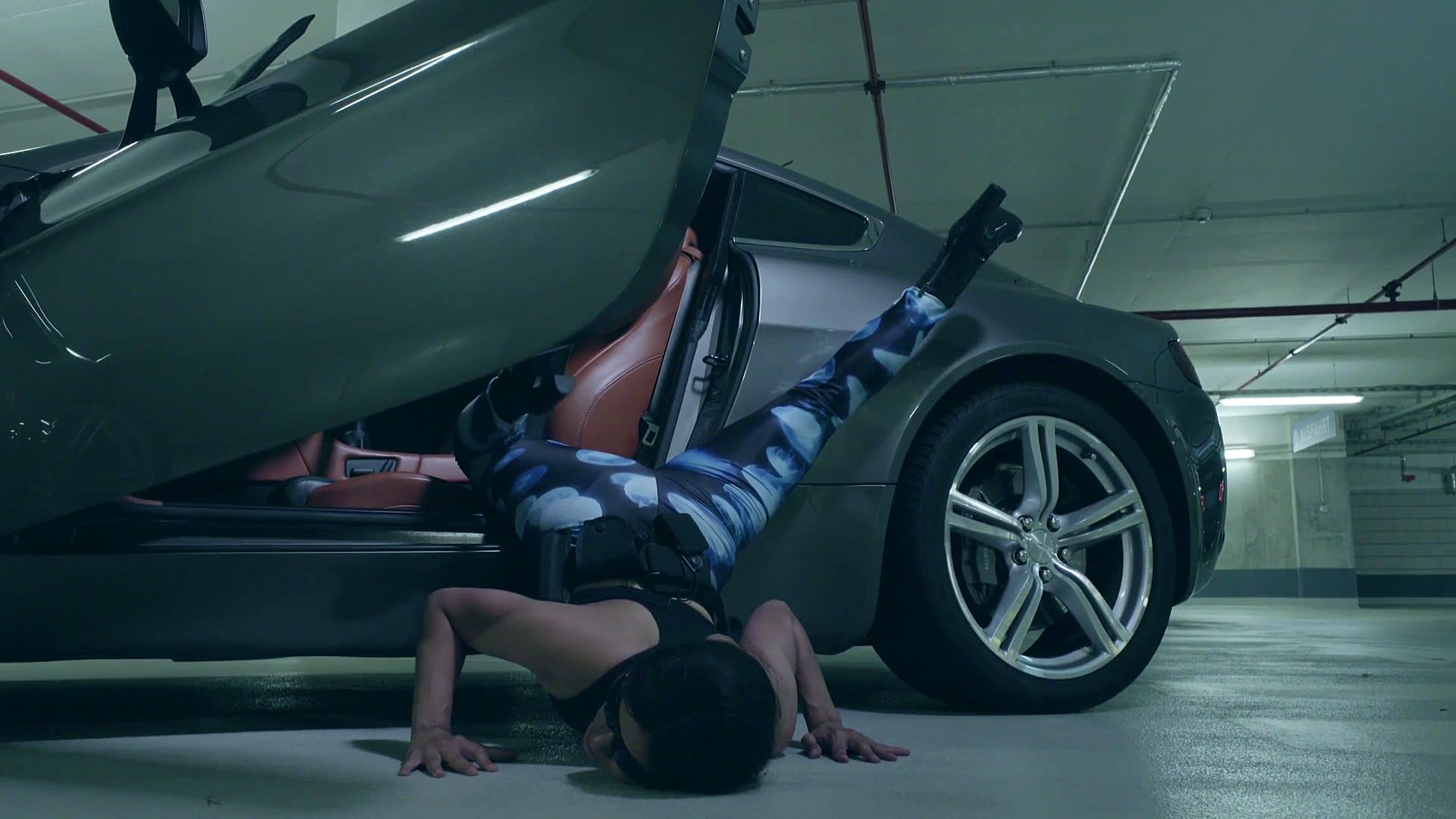 «Holding Pattern» kan oversettes til «ventemønster». Uttrykket kan brukes om å gjenta et handlingsmønster mens man venter på at noe skal skje.