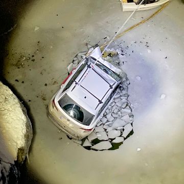 To personer fløyet til sykehus etter at bil havnet i elv i Bardu