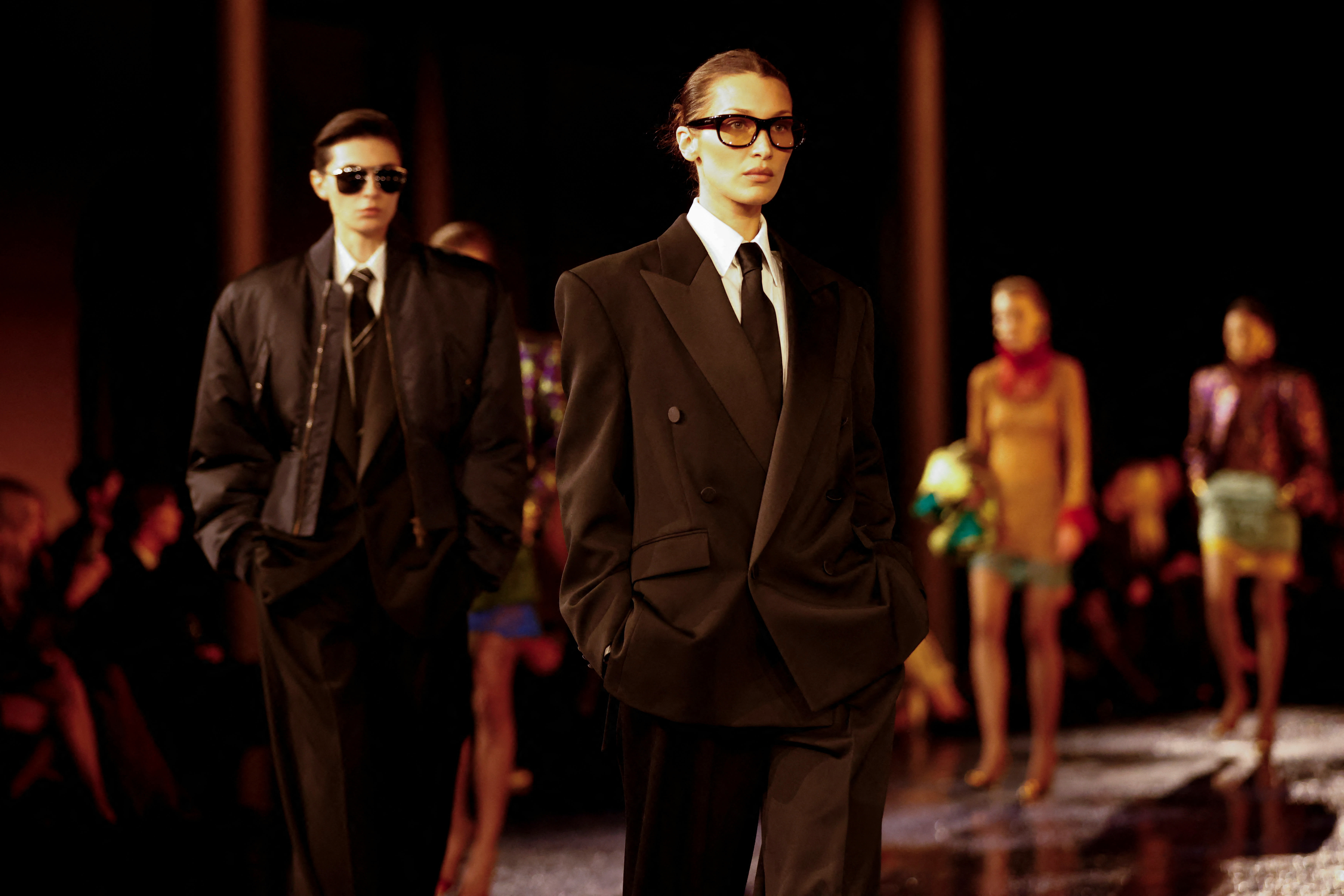 Bella Hadid viste frem «office-core» fra topp til tå under årets presentasjon av Anthony Vaccarello sin vår/sommer 2025-kolleksjon.