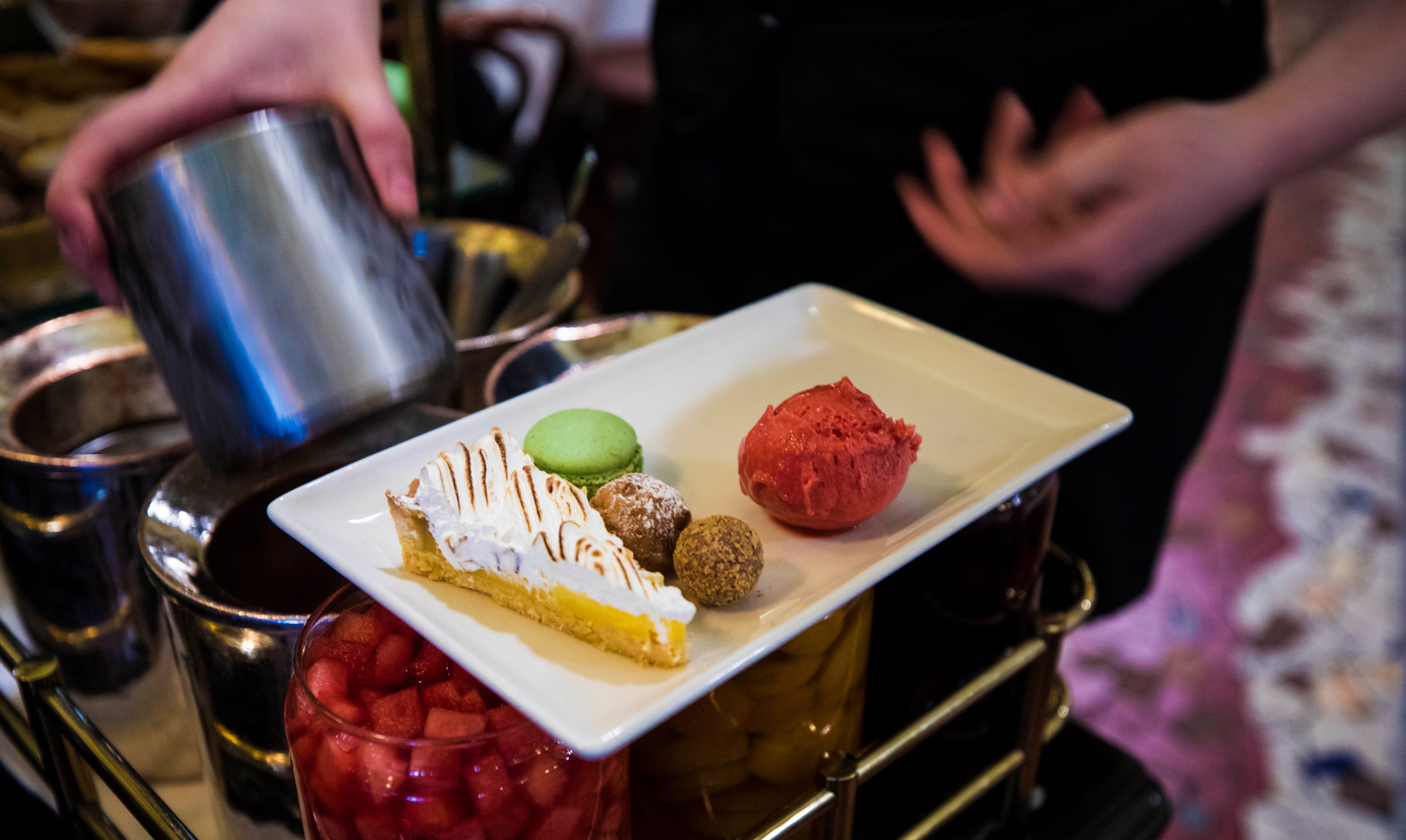 Dessertvognen byr på mange klassiske, franske desserter.