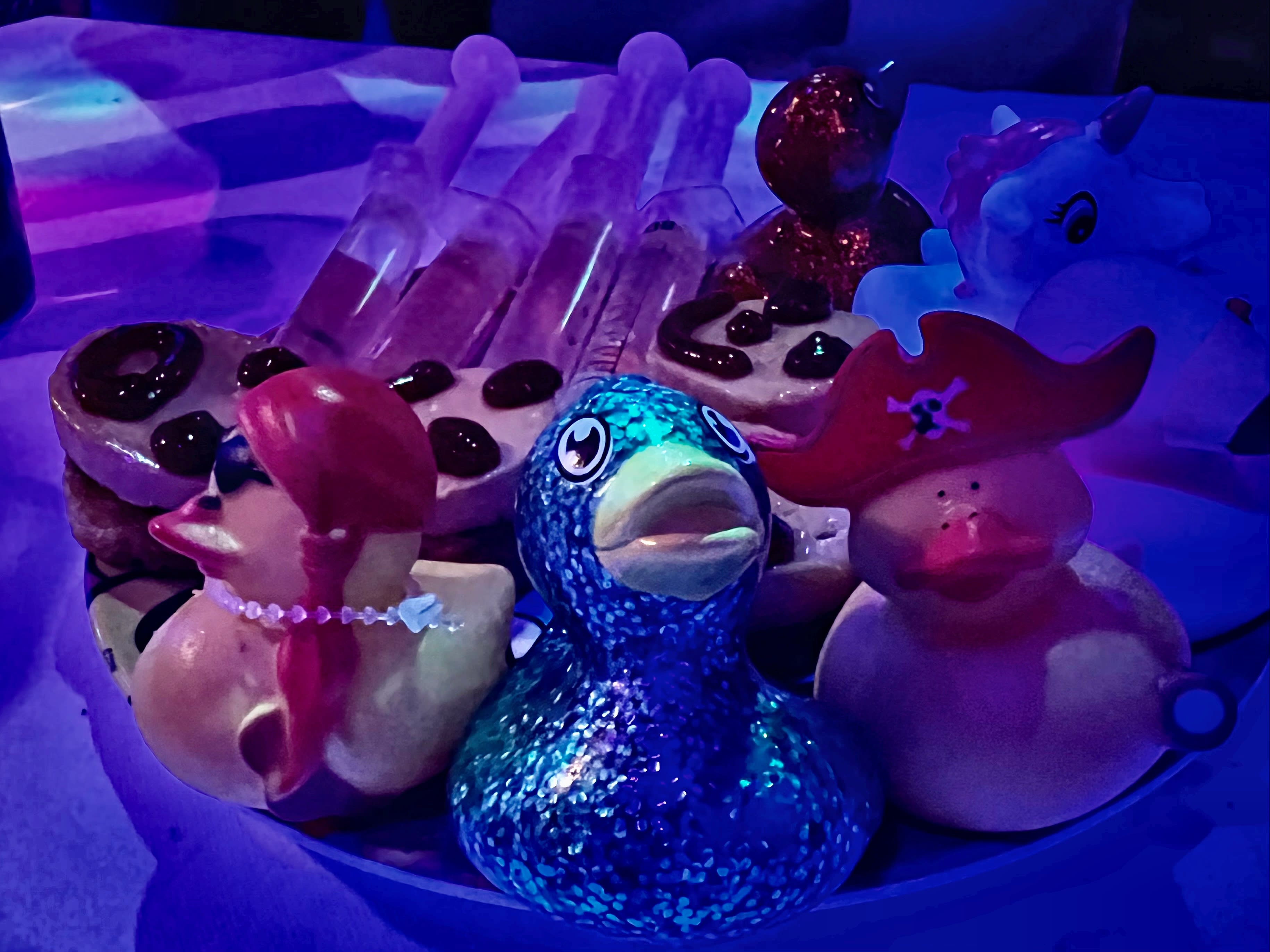 Gåselever er kveldens morsomste servering. 