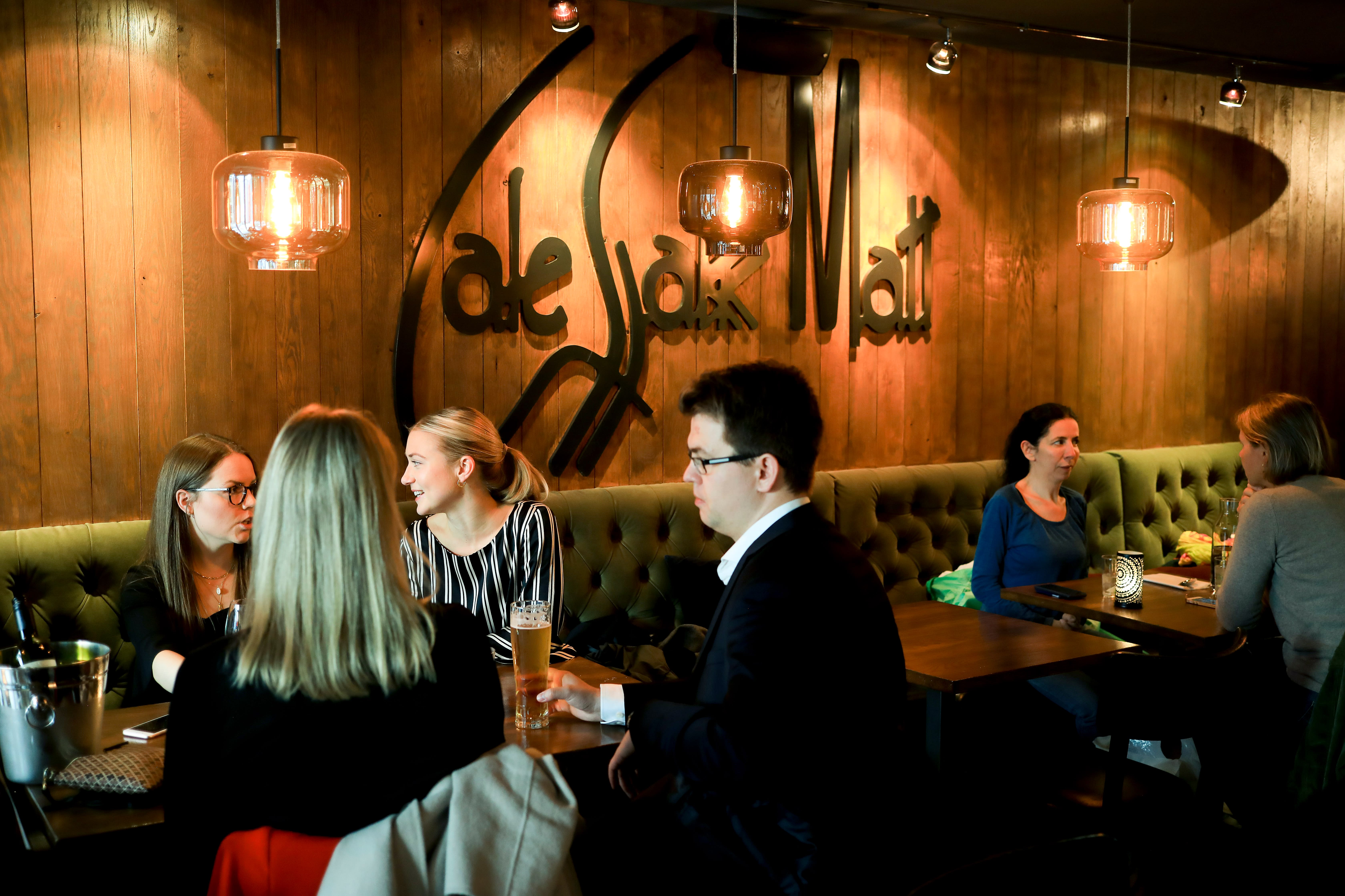 Alltid mye folk hos Café Sjakk Matt, som har eksistert siden 1983. 