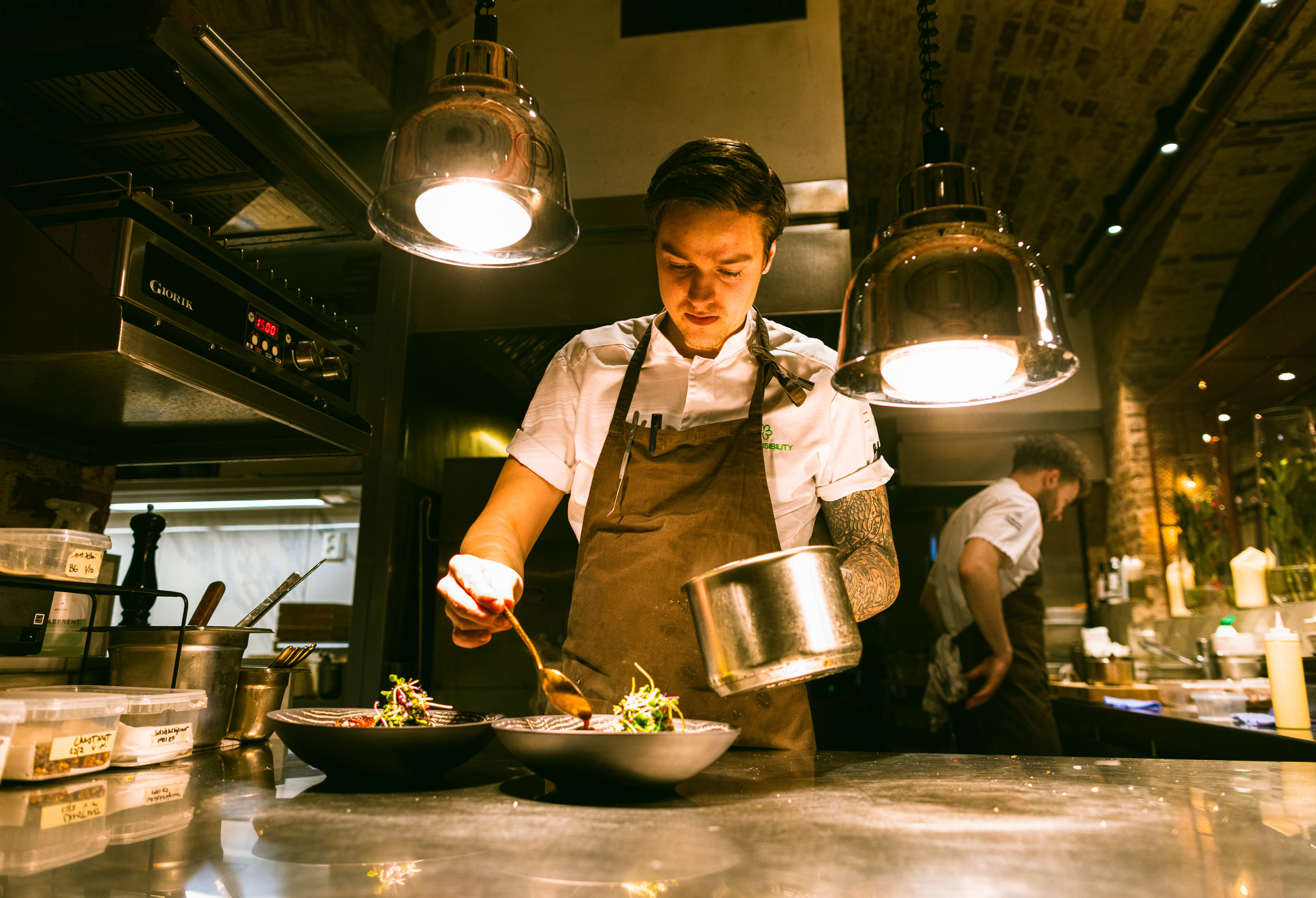 Dyp konsentrasjon på kjøkkenet. 