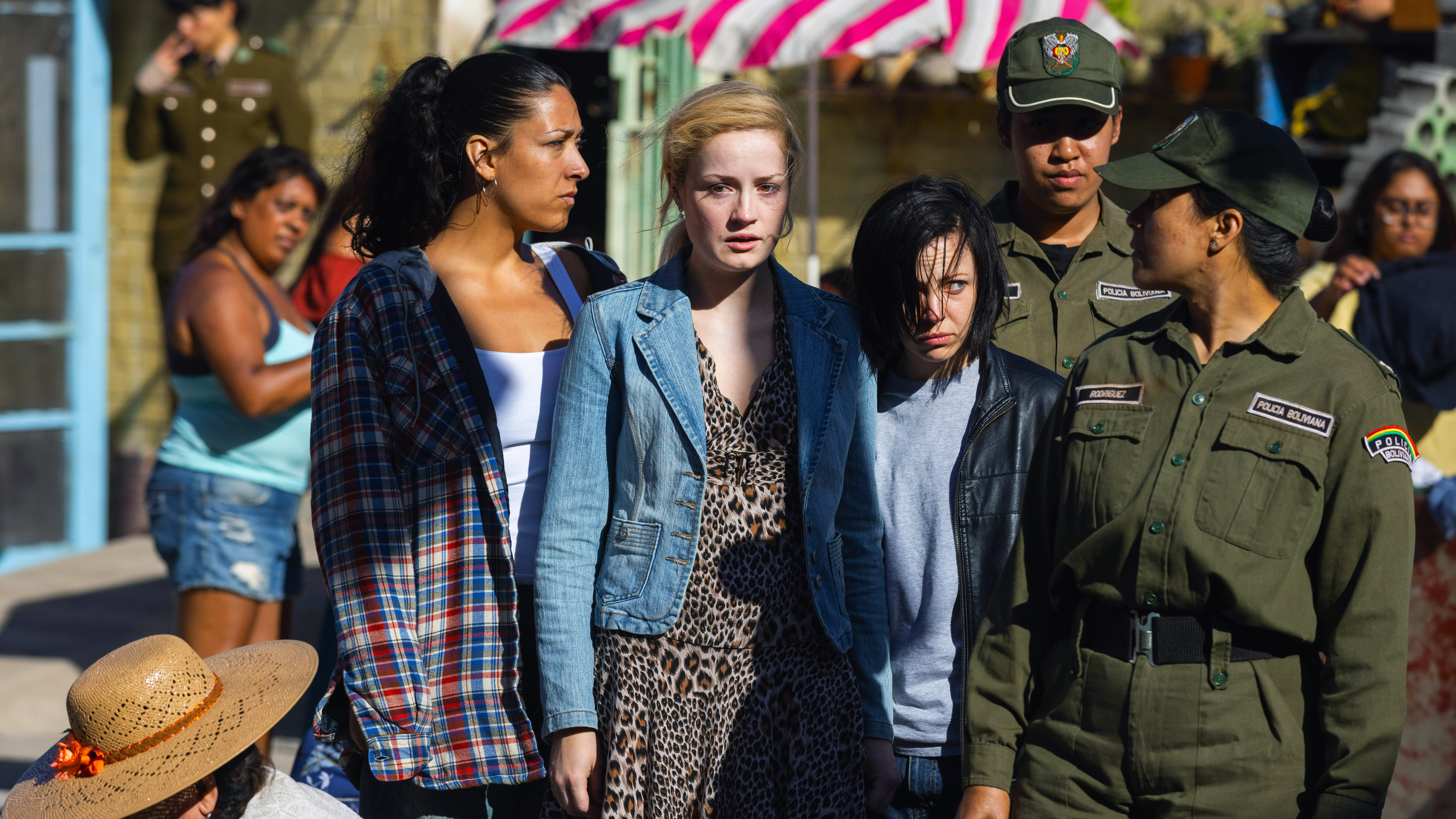  Venninne Michelle (Josephine Tetlie), Ida (Ella Øverbye) og Cecilie (Lisa Marie Hovden) plasseres i et kvinnefengsel i Bolivia. 