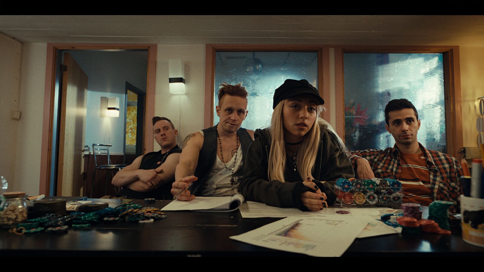 Slik ser det ut på kontoret til spilleklubben Fabrikken. Stian, Jeppe, Thi og B skal ansette torpedoer i et av seriens fineste øyeblikk. 