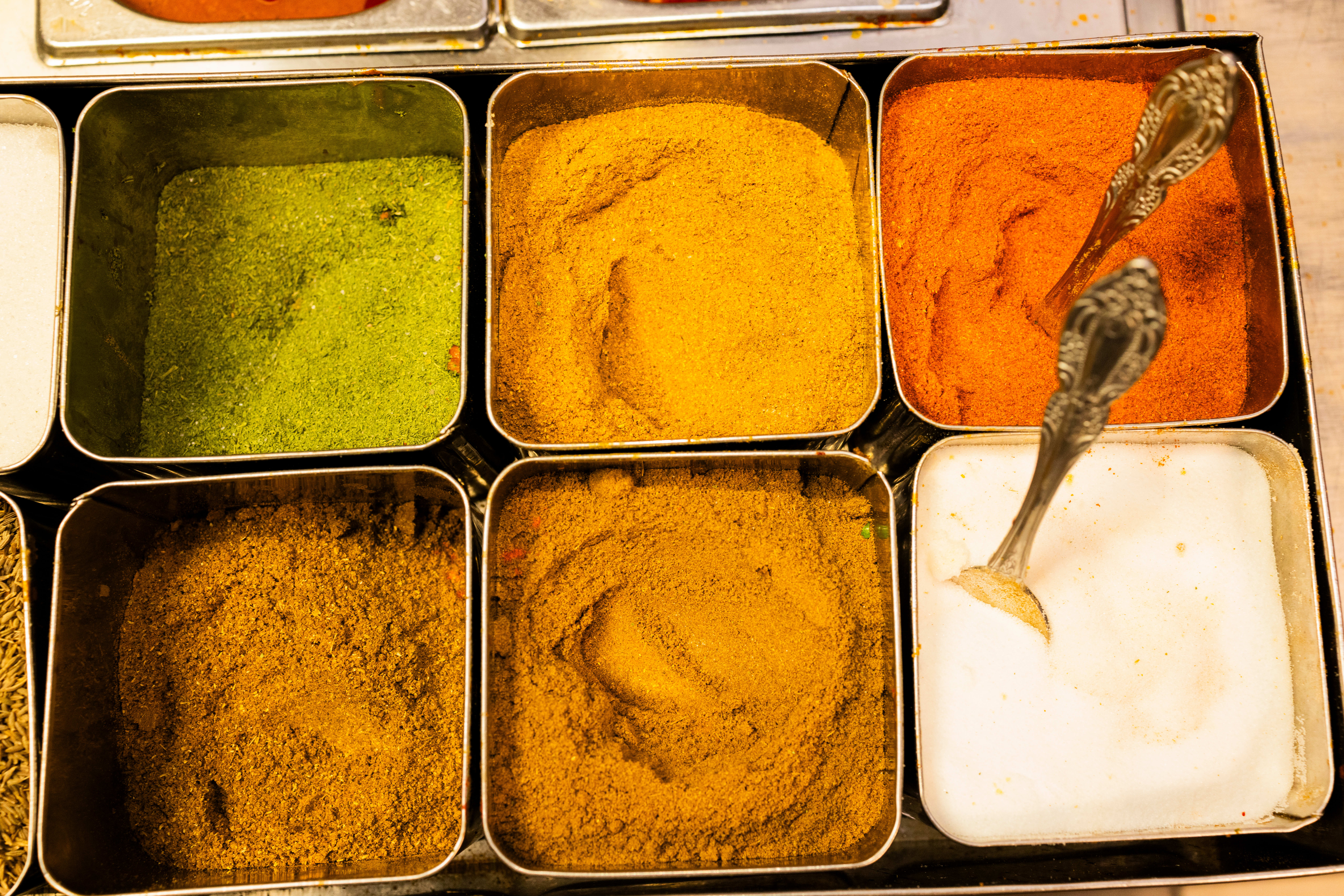 I det indiske kjøkken brukes en teknikk som kalles  «Bhuno» for å integrere krydderne i sausen. Da steker krydder i olje eller ghee (klarnet smør) over middels til høy varme.