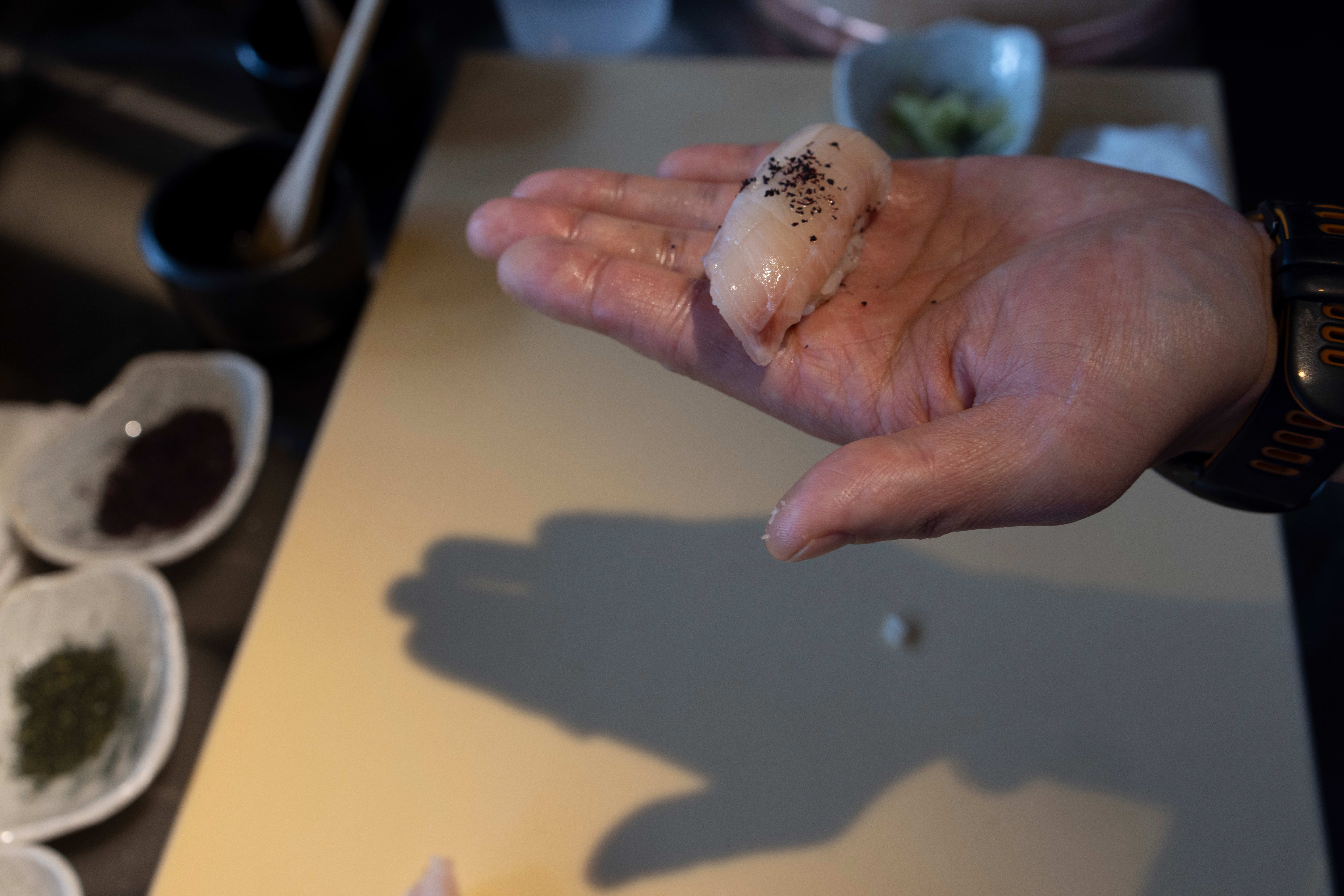 Denne biten var blant de beste vi spiste: Den faste fisken hamachi er brutt opp med pene snitt og penslet med mild, hvit soya. På toppen er rød shiso, bladmynte på norsk. En ordentlig delikat bit.