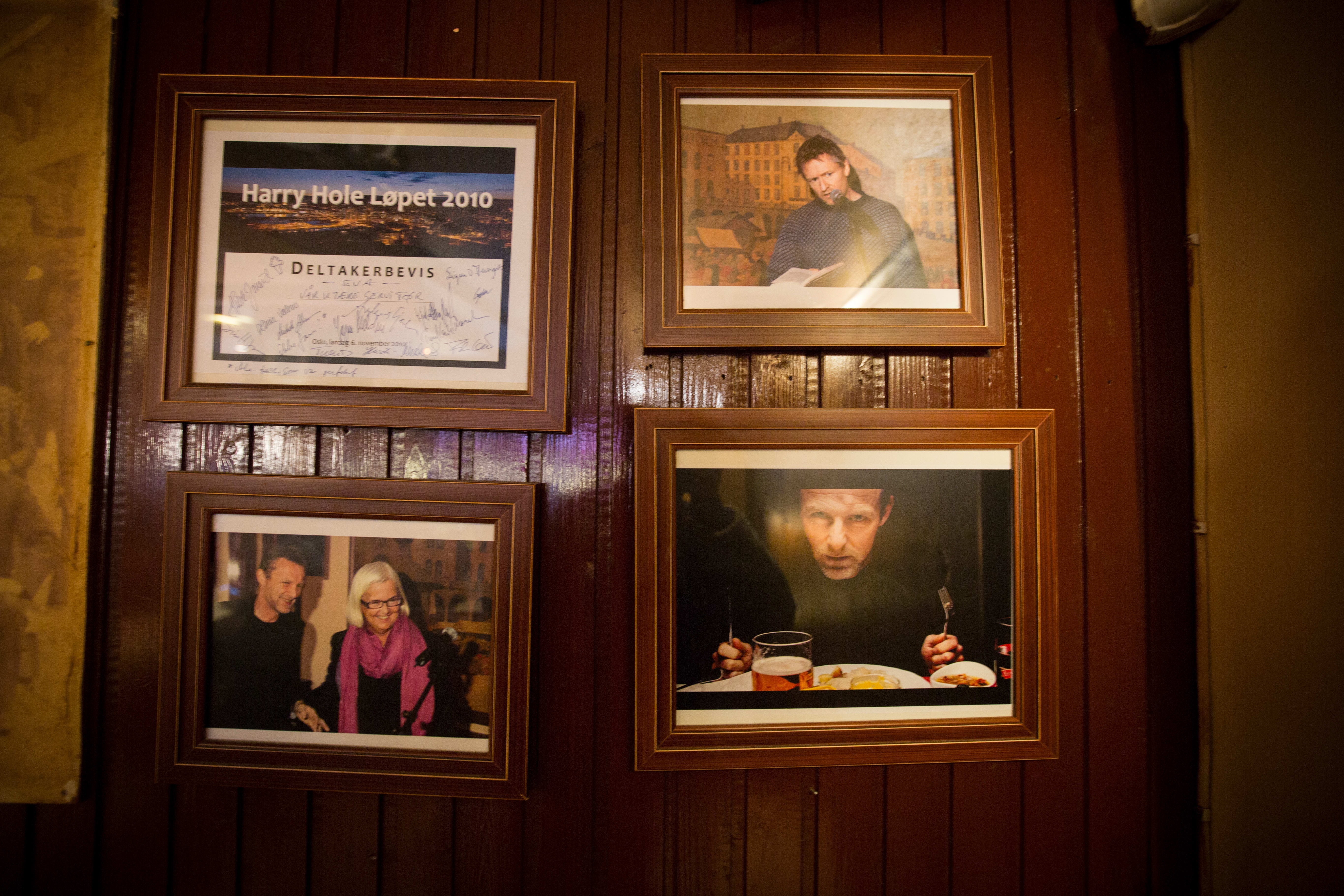 Jo Nesbø har fått rikelig med plass på veggene hos den brune restauranten.