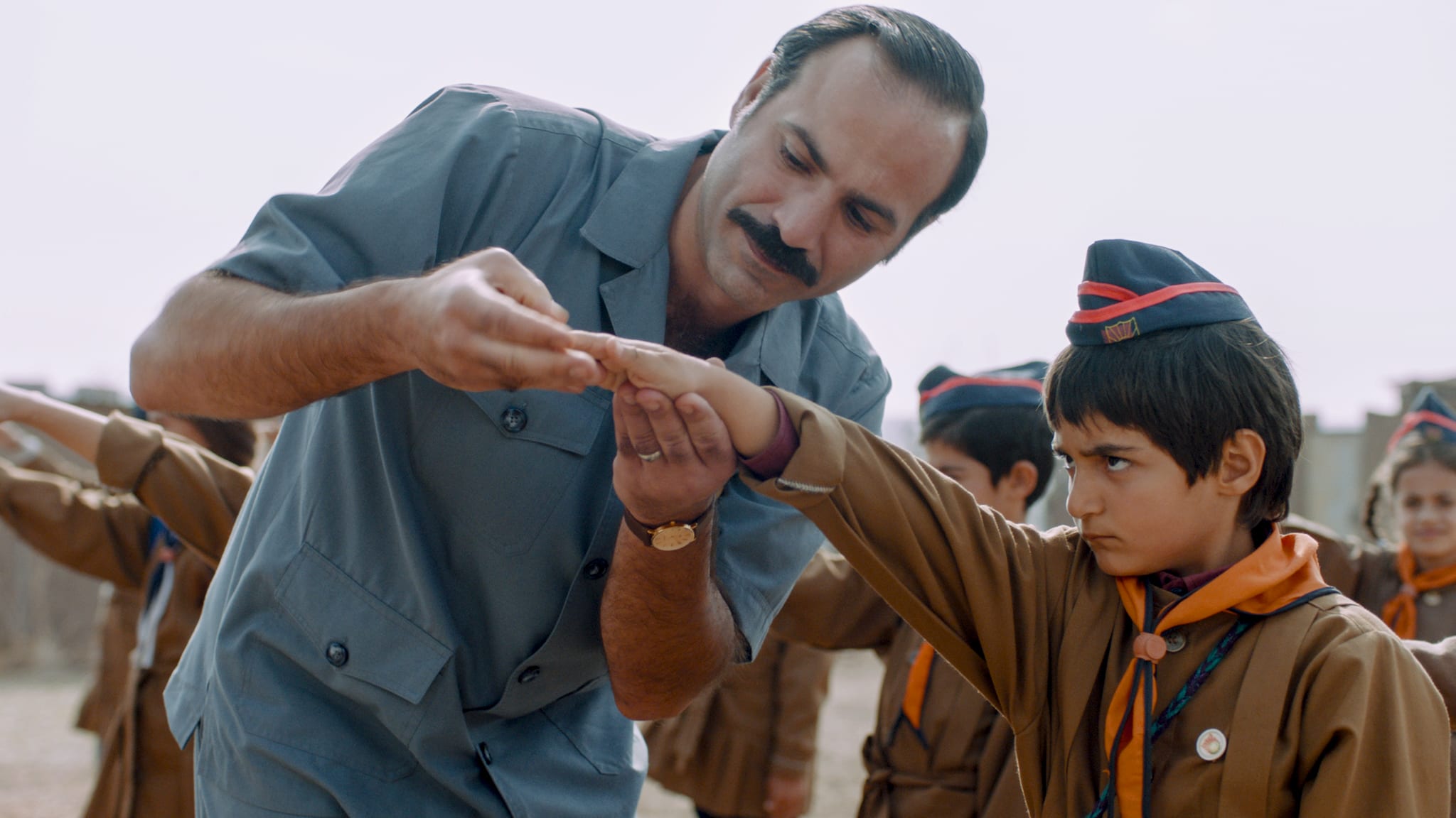 Det er kontrasten mellom lærerens propaganda og barnas uskyldige blikk som gir denne filmen mye av dens særpreg og humor.