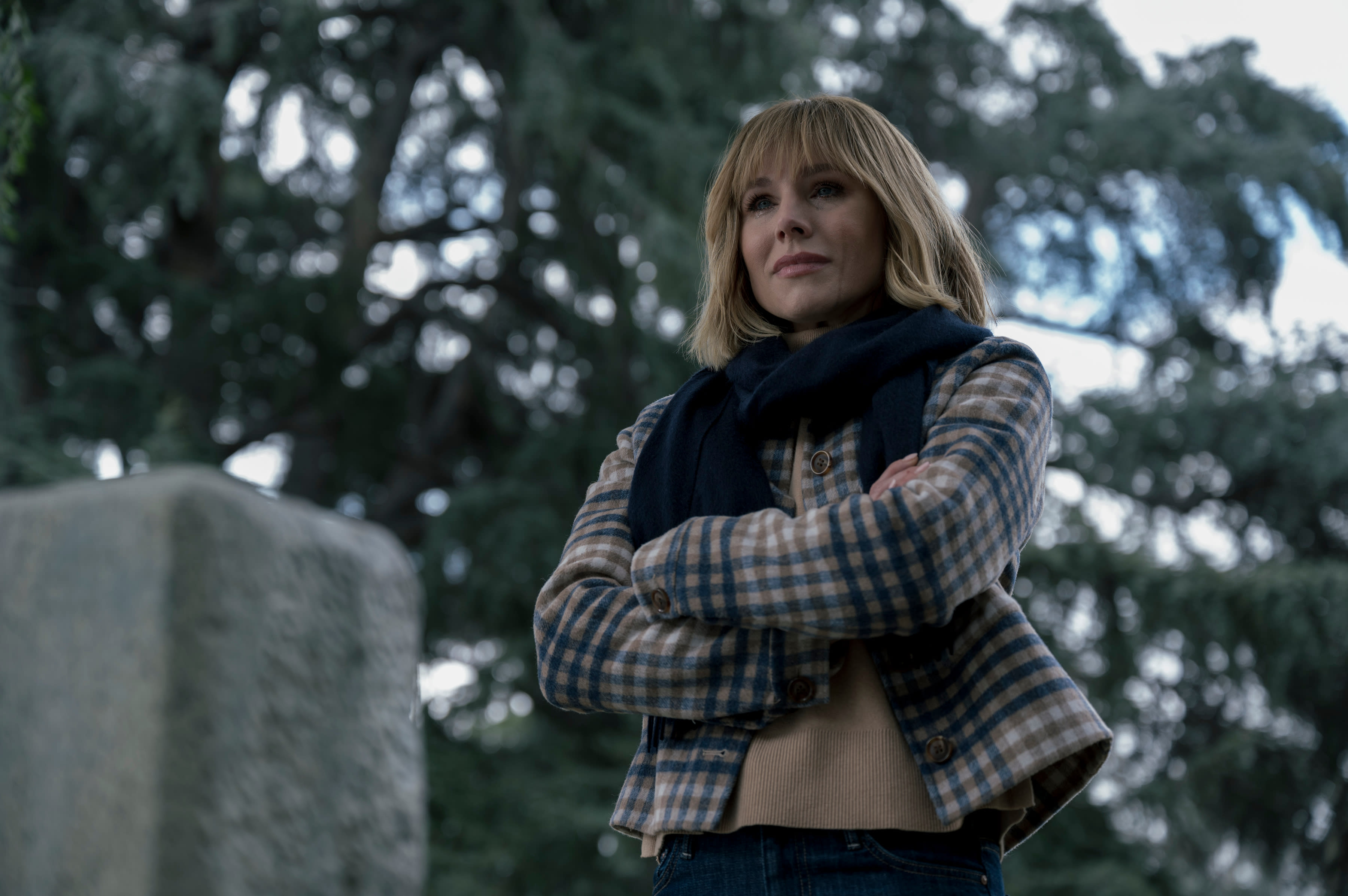 Legg merke til inskripsjonen på gravsteinen. 