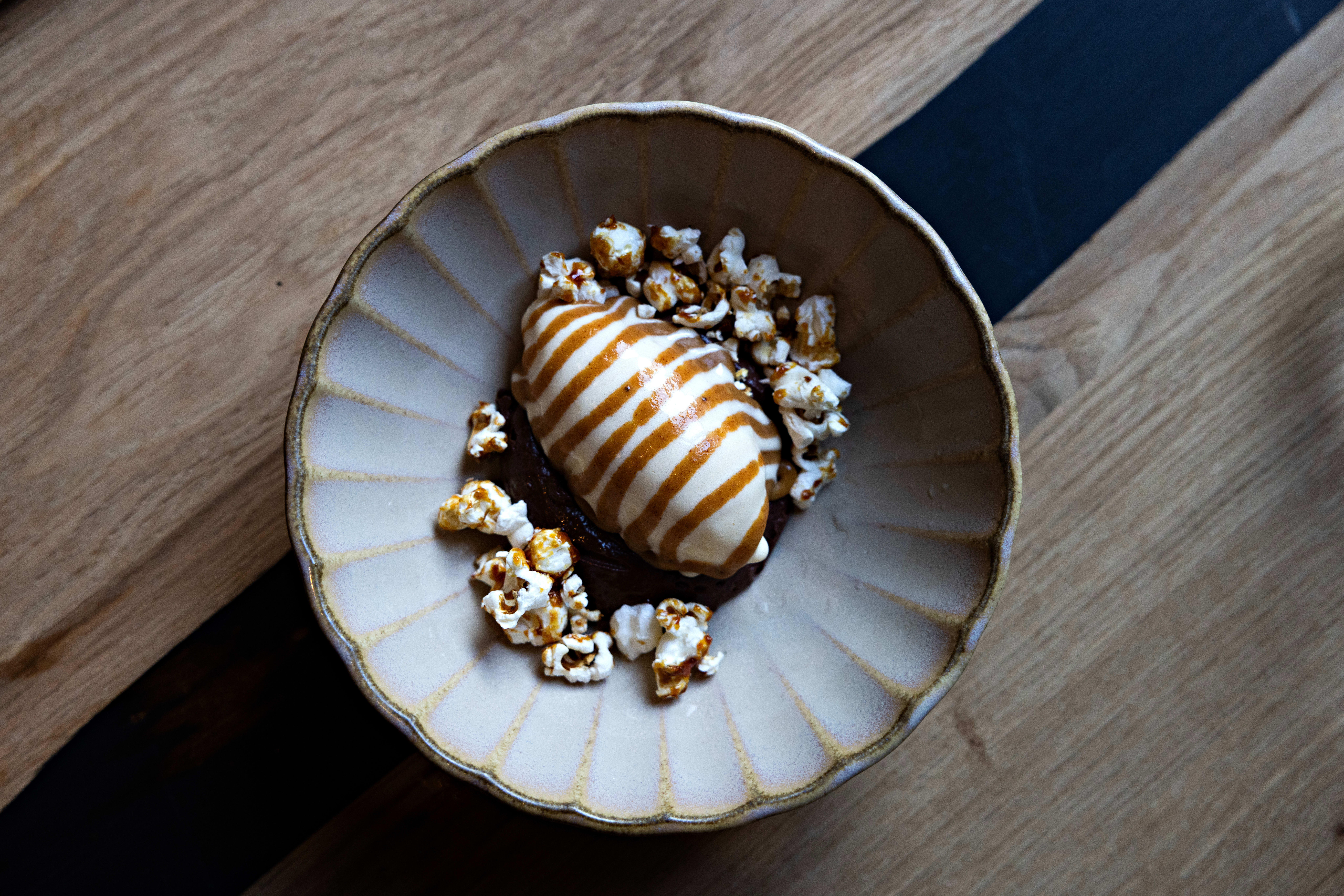 Popcornis med banankaramell og sjokoladekrem.