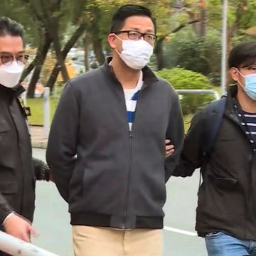 Titalls opposisjonelle pågrepet i Hongkong