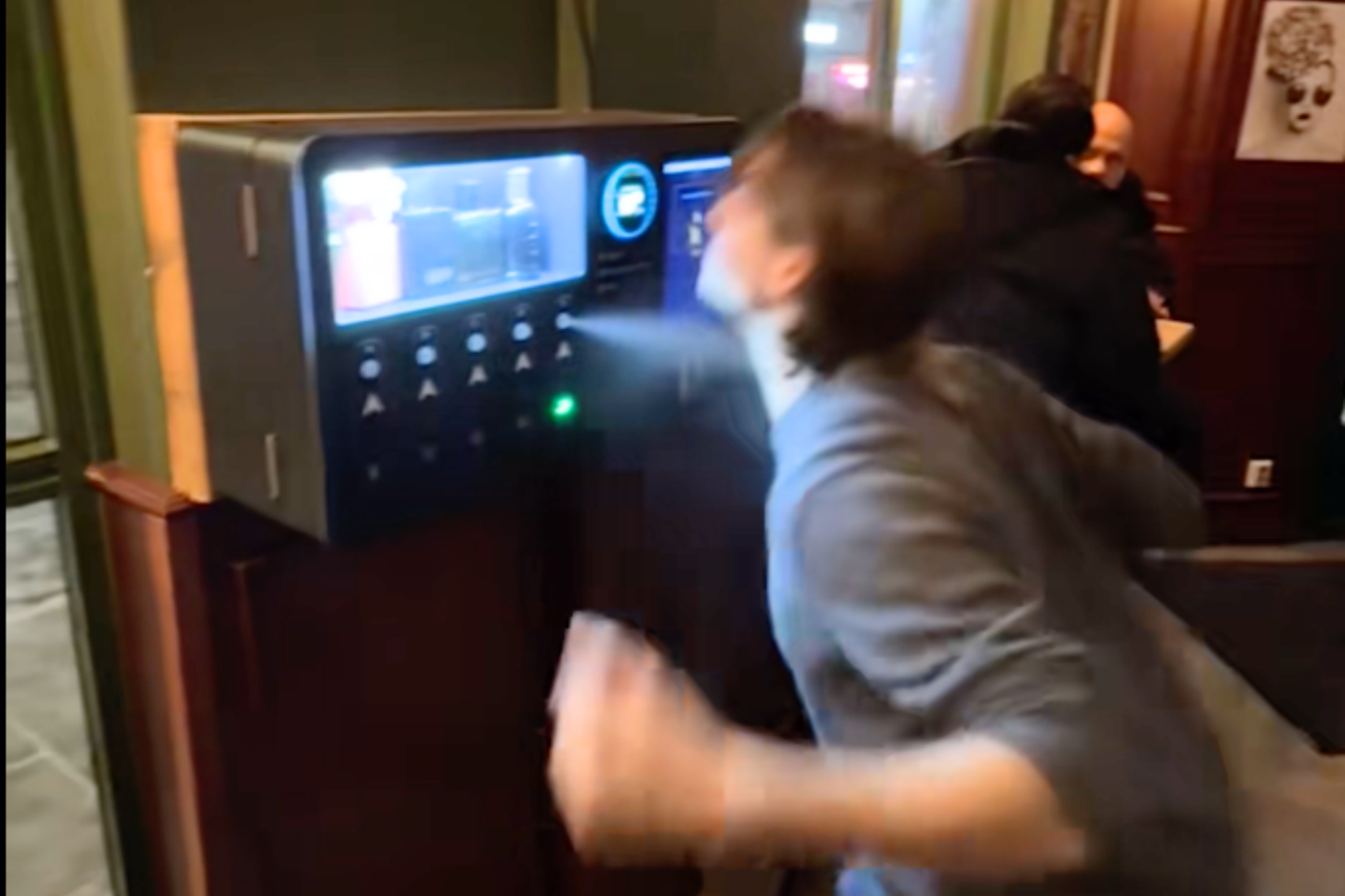 Den brune baren har fått parfymeautomat: – Nå lukter det Dior, Fendi og Prada