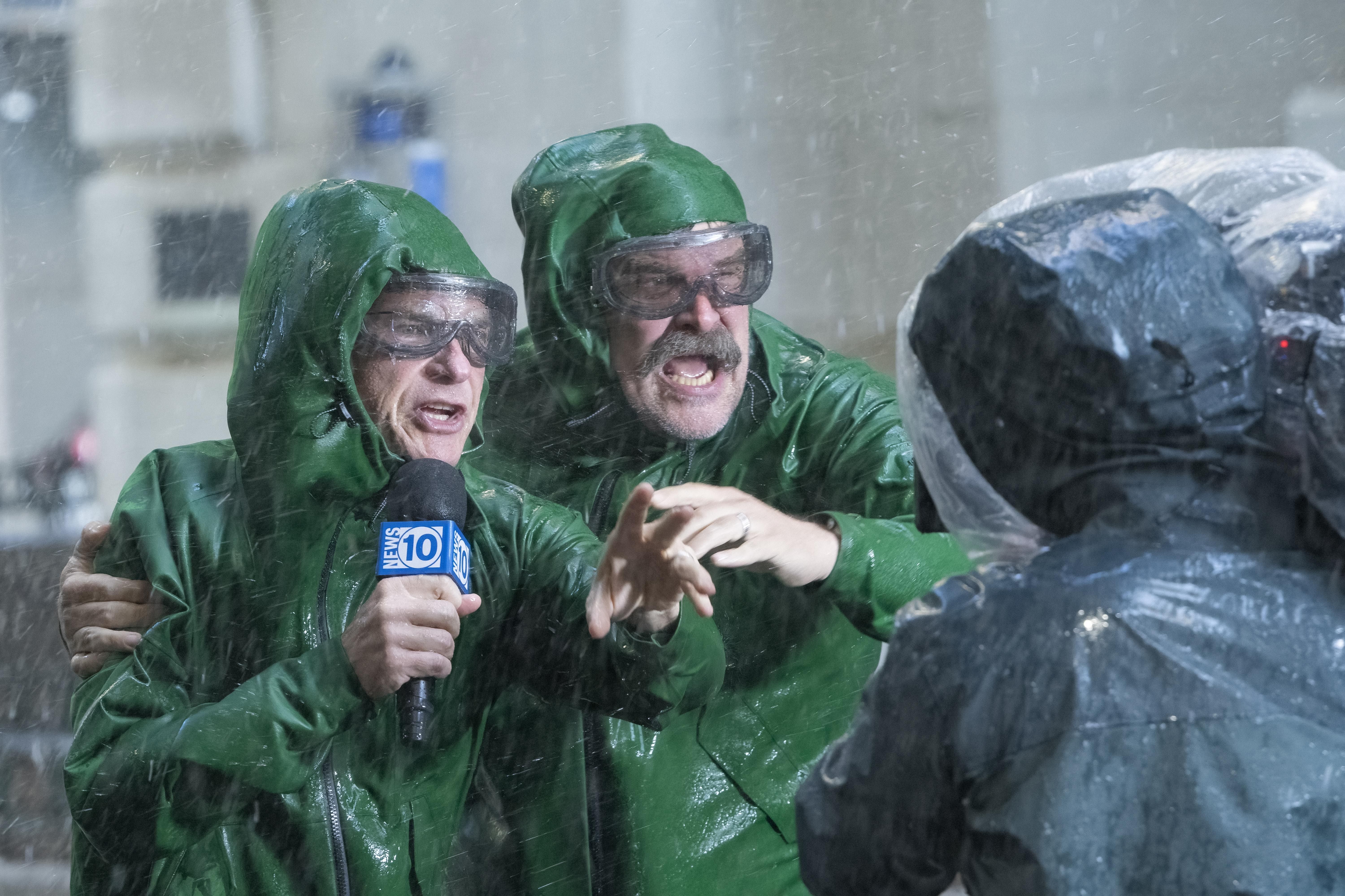 Clark Forrest (Jason Bateman) og Floyd Smernitch (David Harbour) i hardt vær.