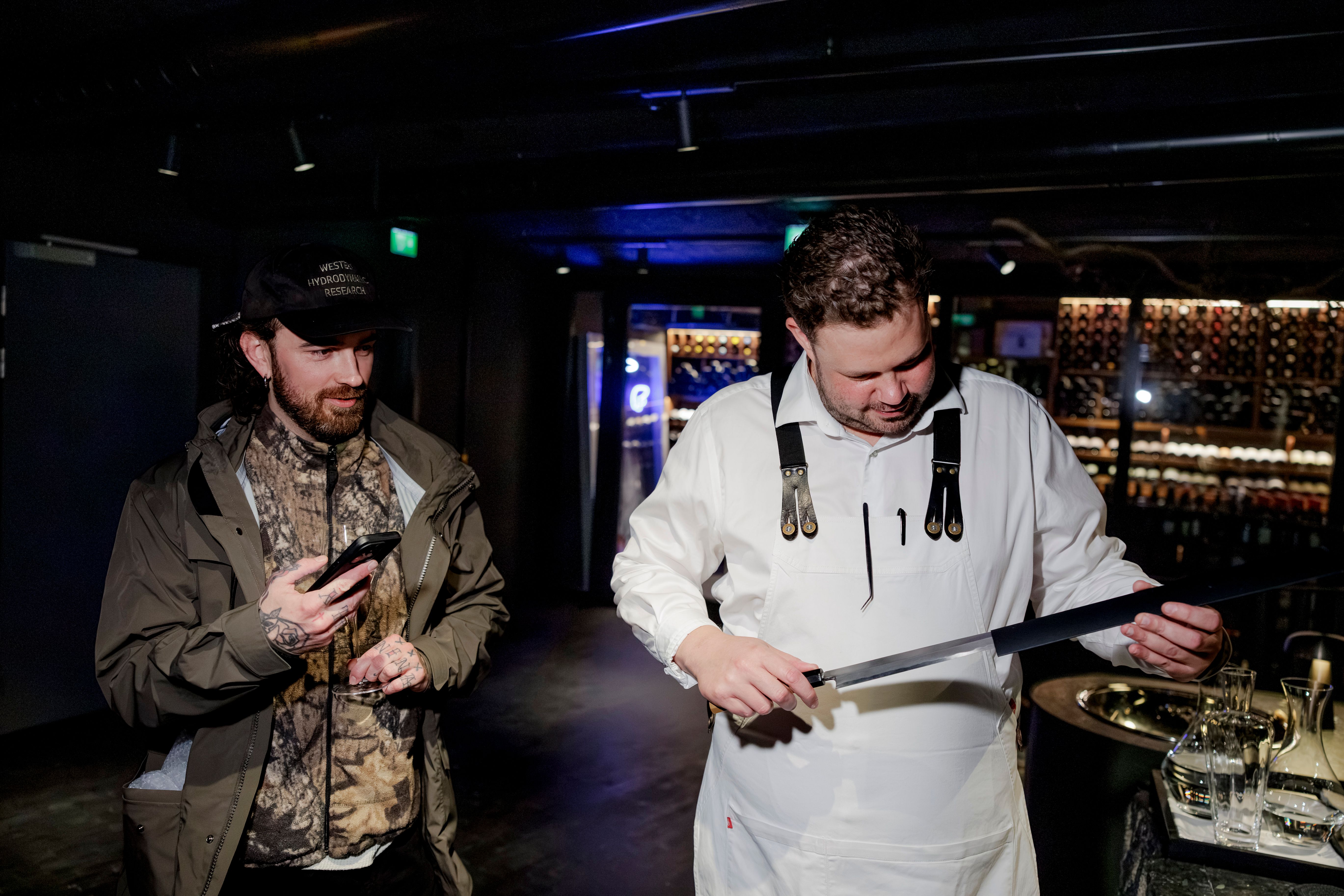 Kristian Bretten Vangen er kjøkkensjef på tostjernersrestauranten Gaptrast. Her får han en kniv fra Nikken.