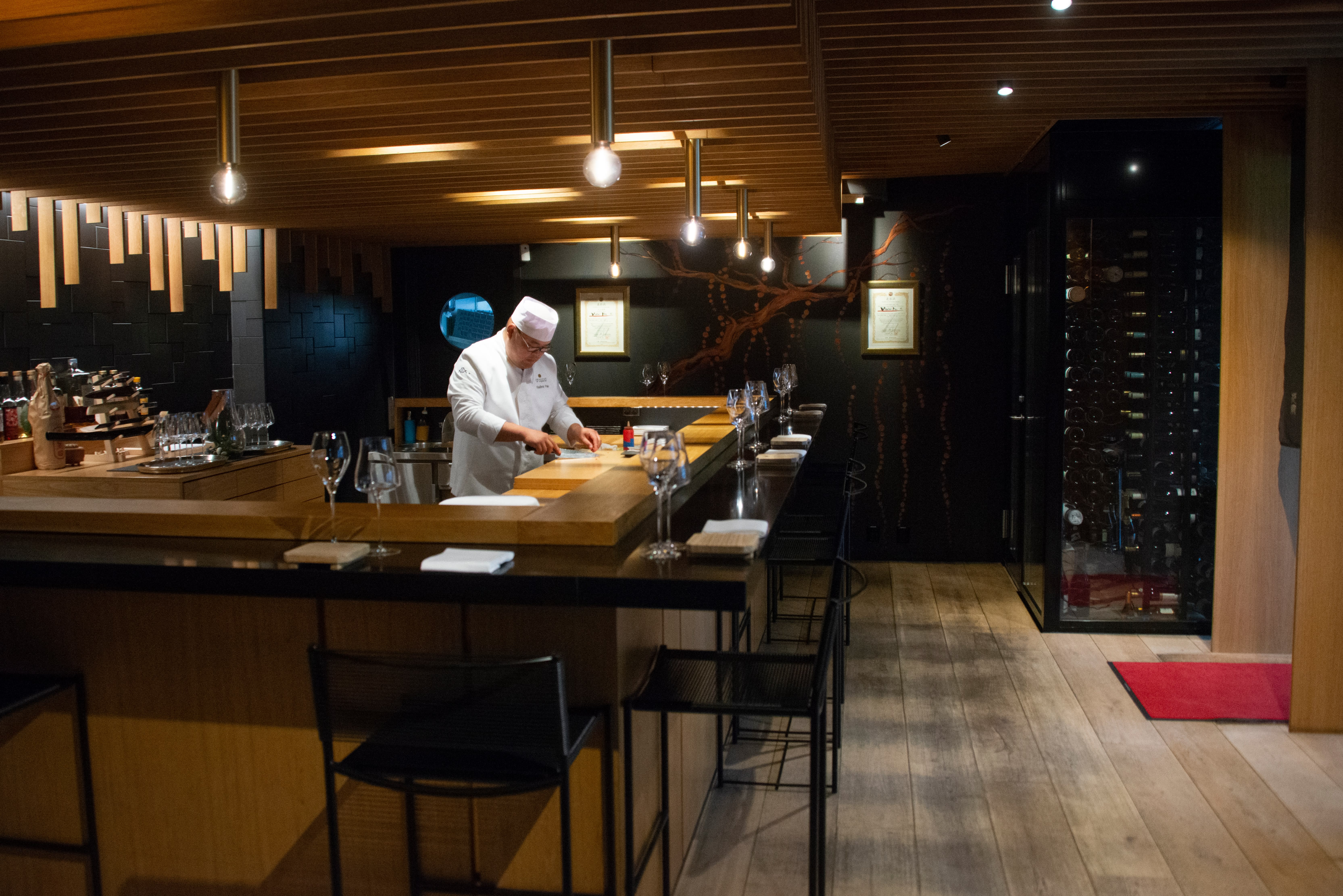 Kun ti plasser hos Omakase Oslo. 