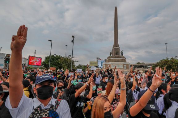 Thailand opphever demonstrasjonsforbud