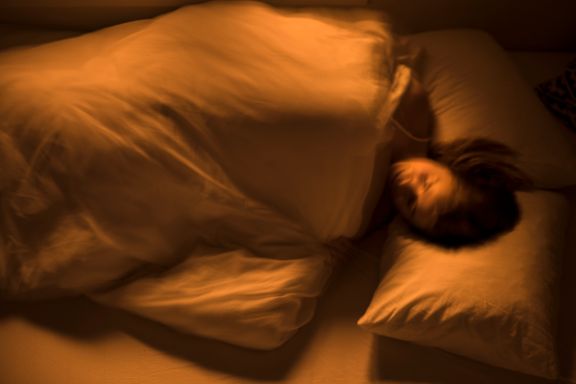 Sliter du med å sove i varmen? Søvnekspertens tre tips kan hjelpe deg.