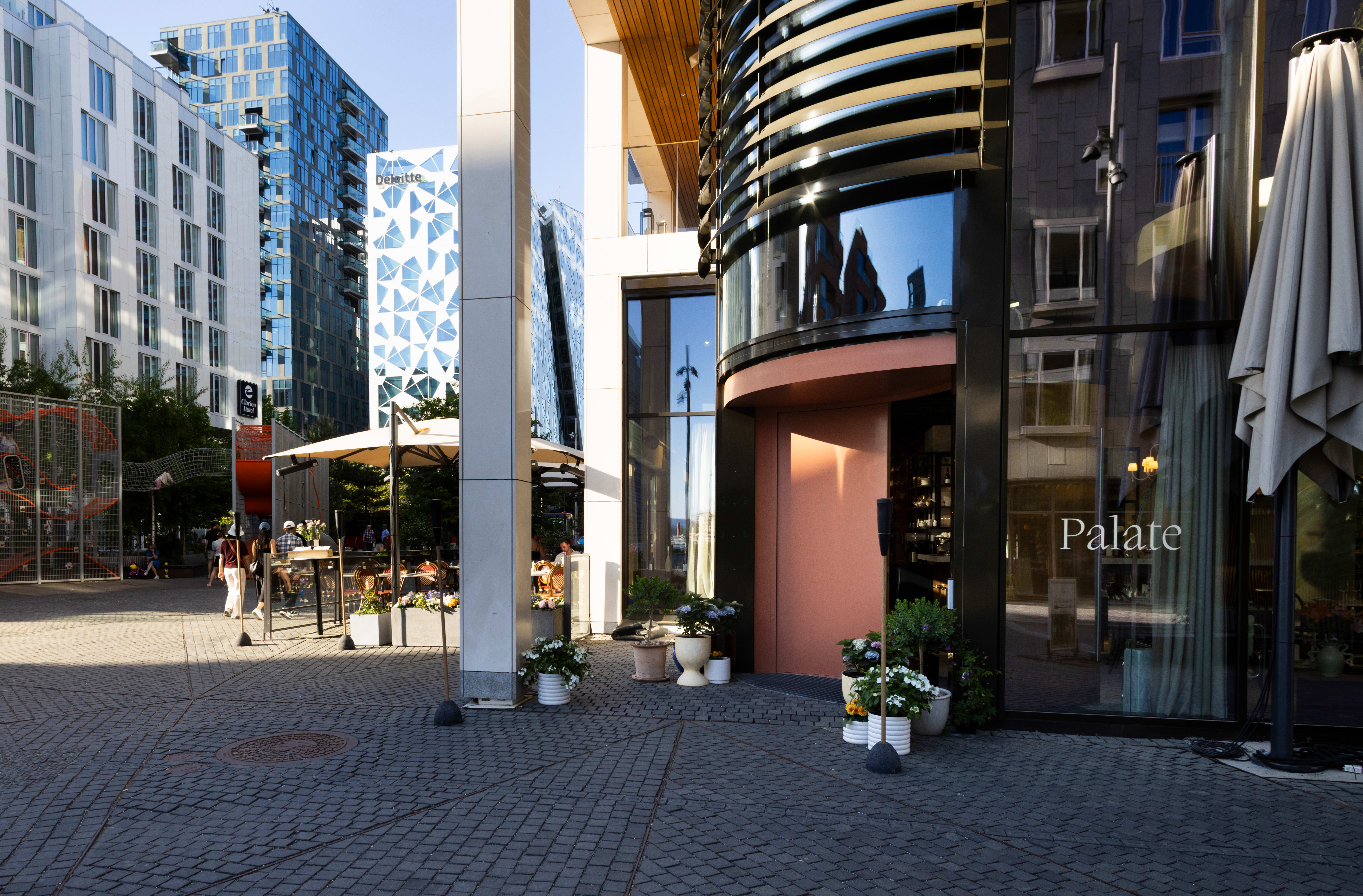 Den rosa døren har fått ny farge. 