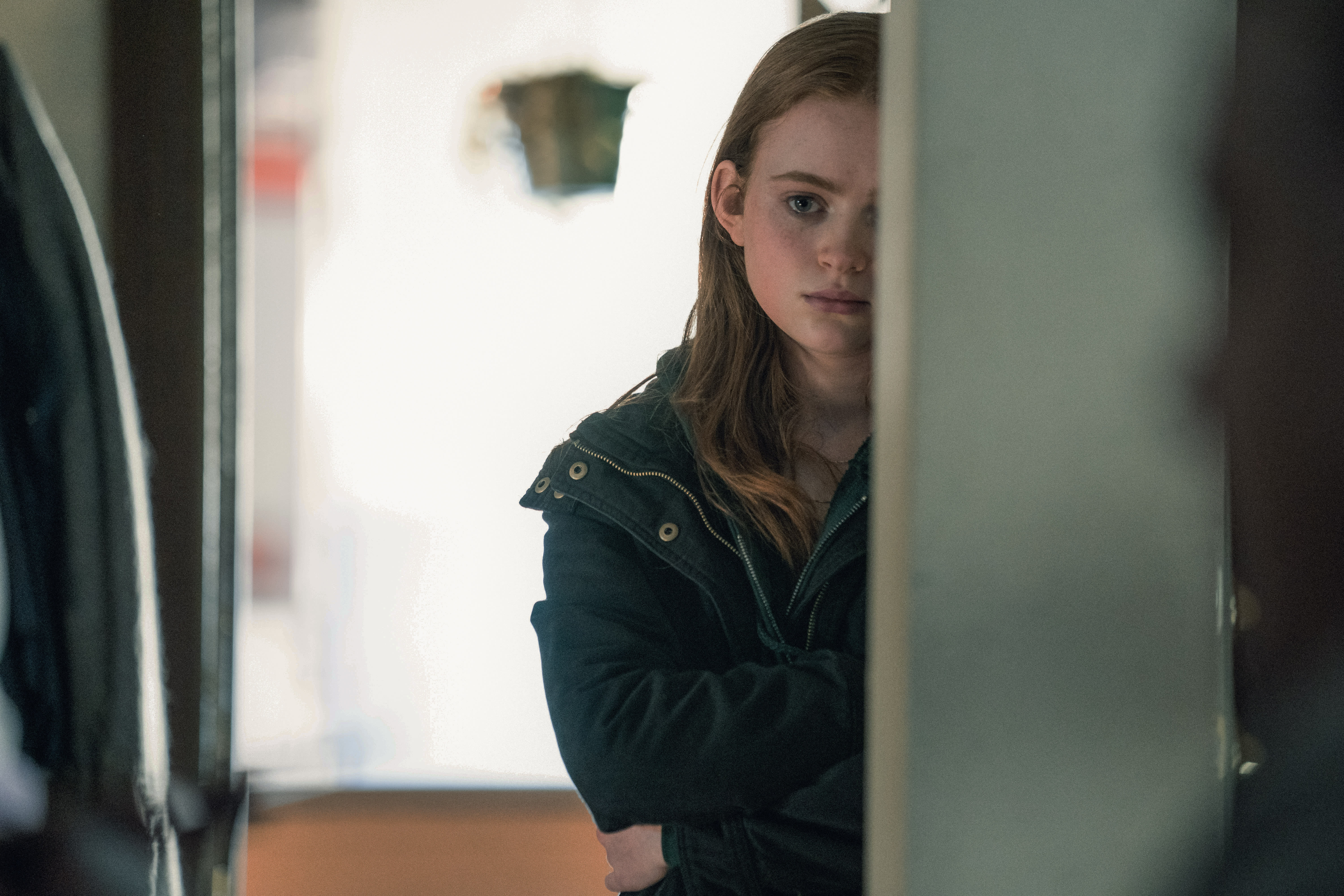 Charlies 17 år gamle datter Ellie (17) spilles av Sadie Sink fra «Stranger Things». 