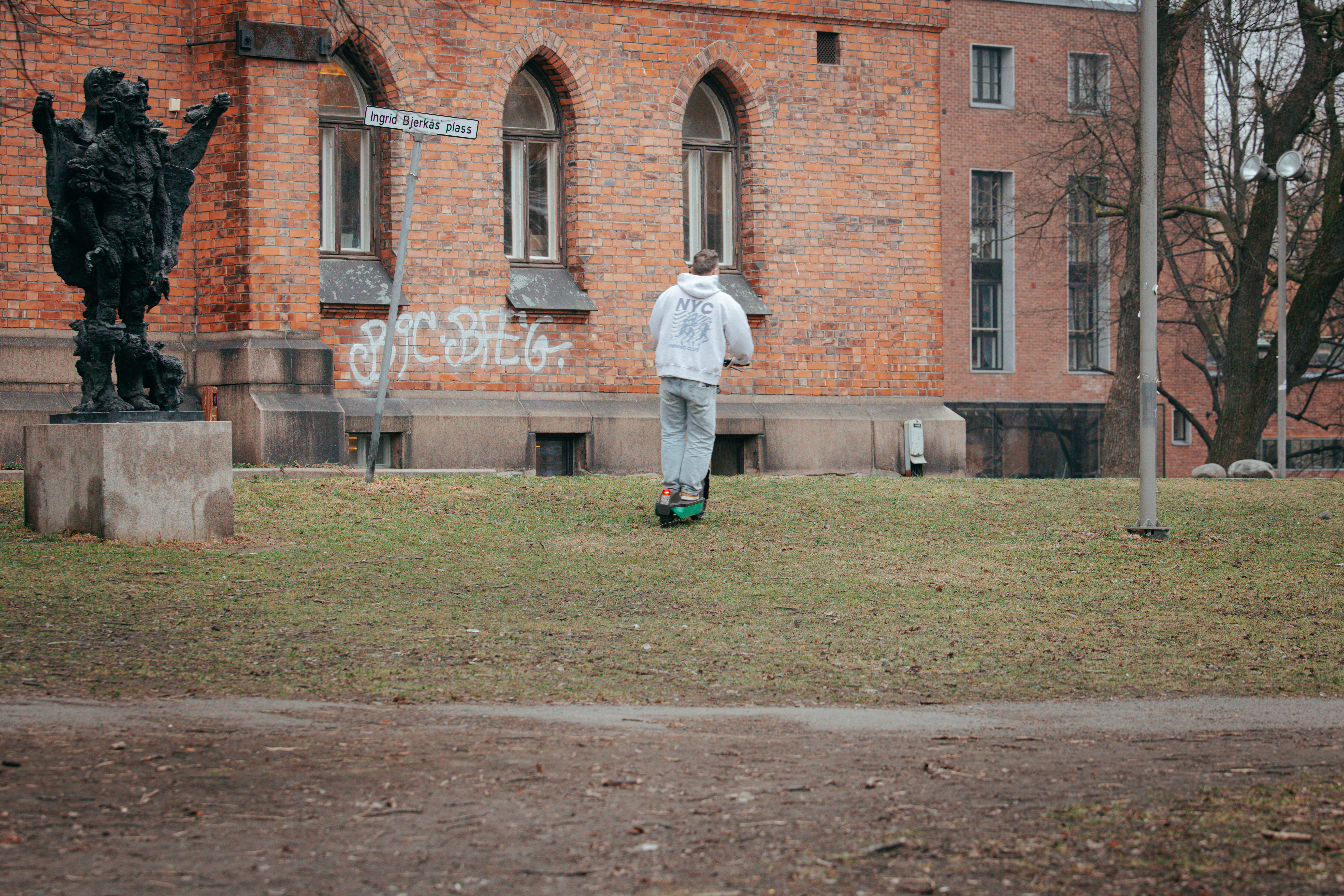 El-sparkesykkelen ser ut til å funke fint til parkour. 