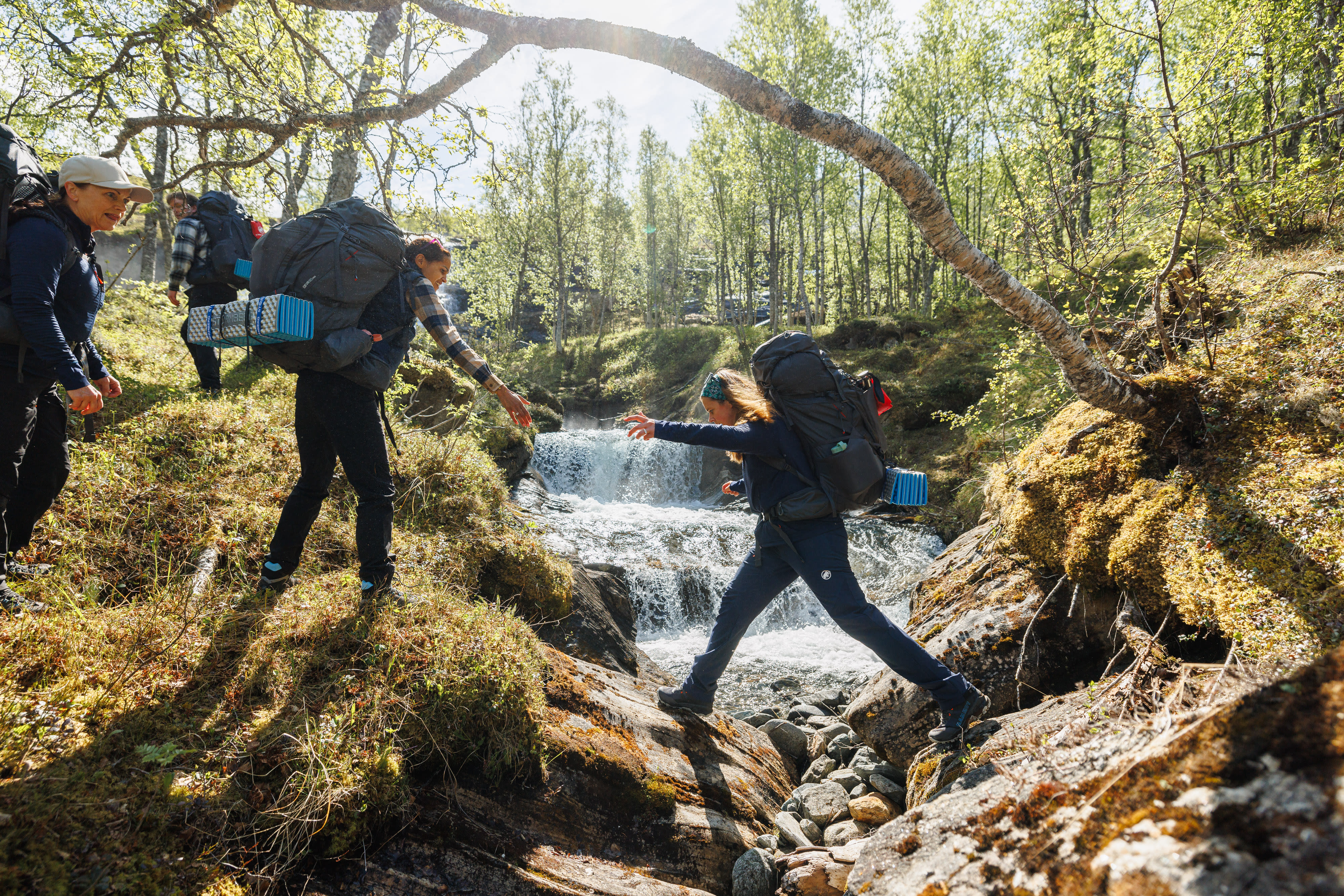 TV2-profil Desta Marie Beeder strekker ut en hjelpende hånd til en av de andre deltagerne. 