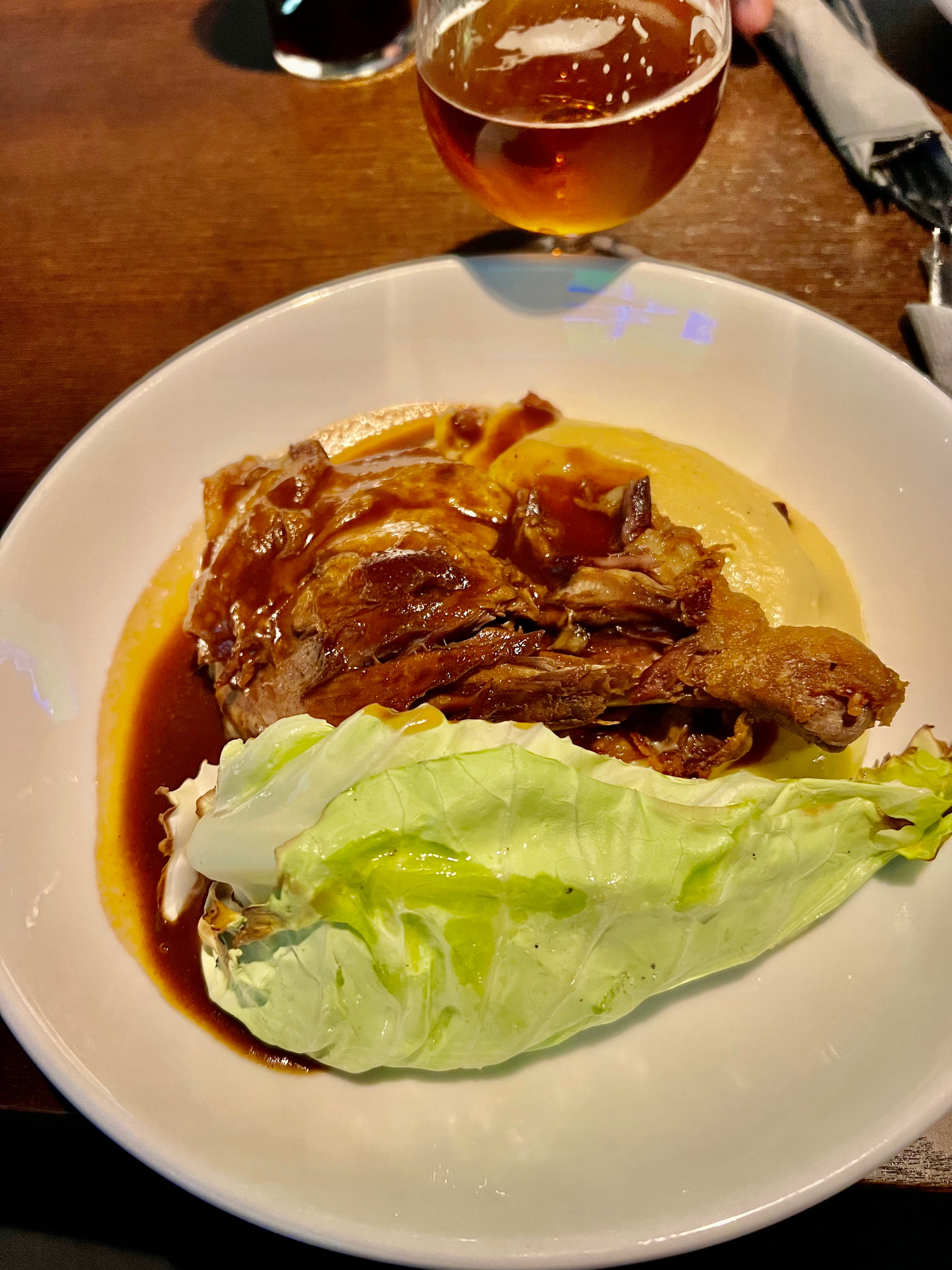 Andelår med spisskål og ølsaus. 