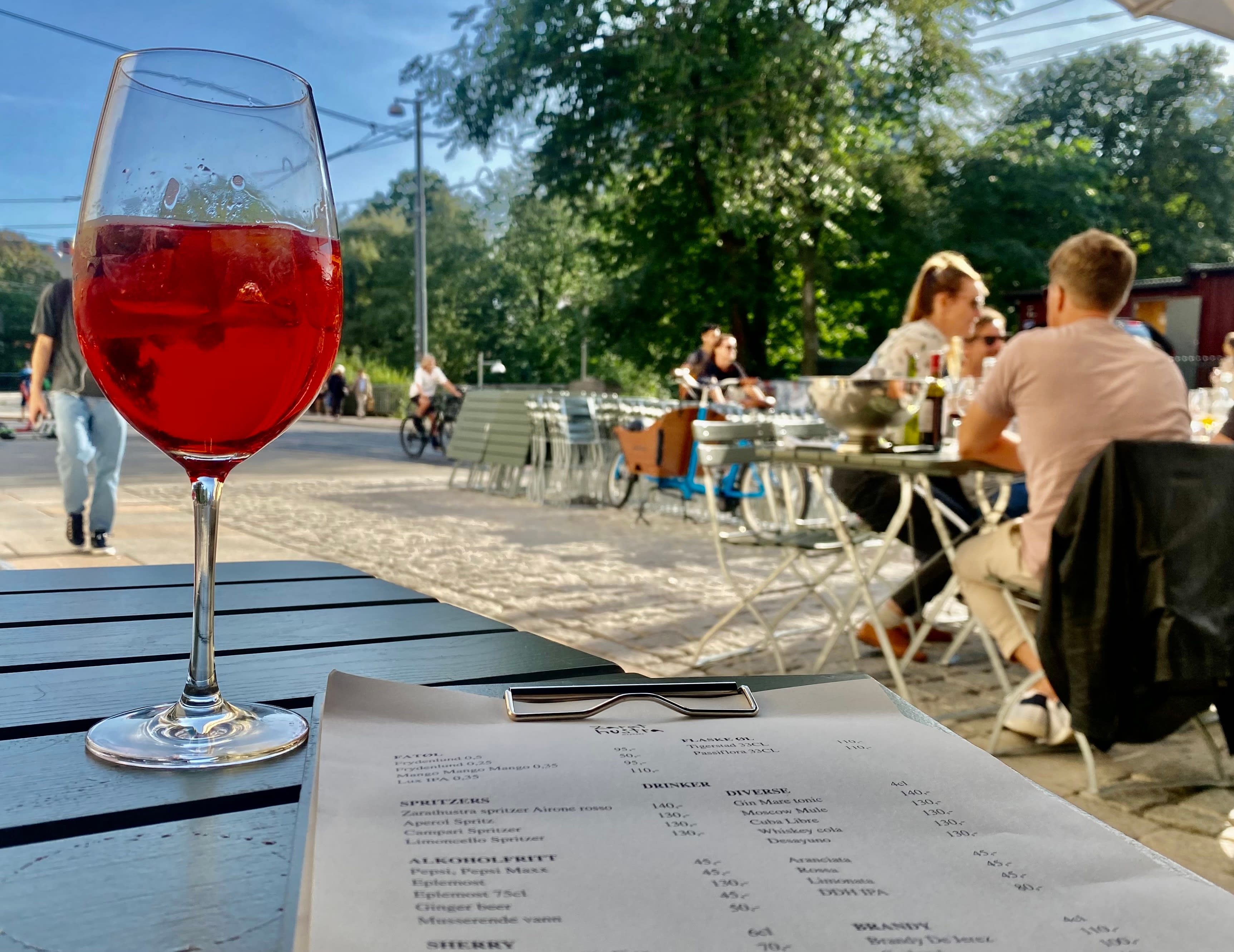 Ta en titt på den interessante vinlisten. 