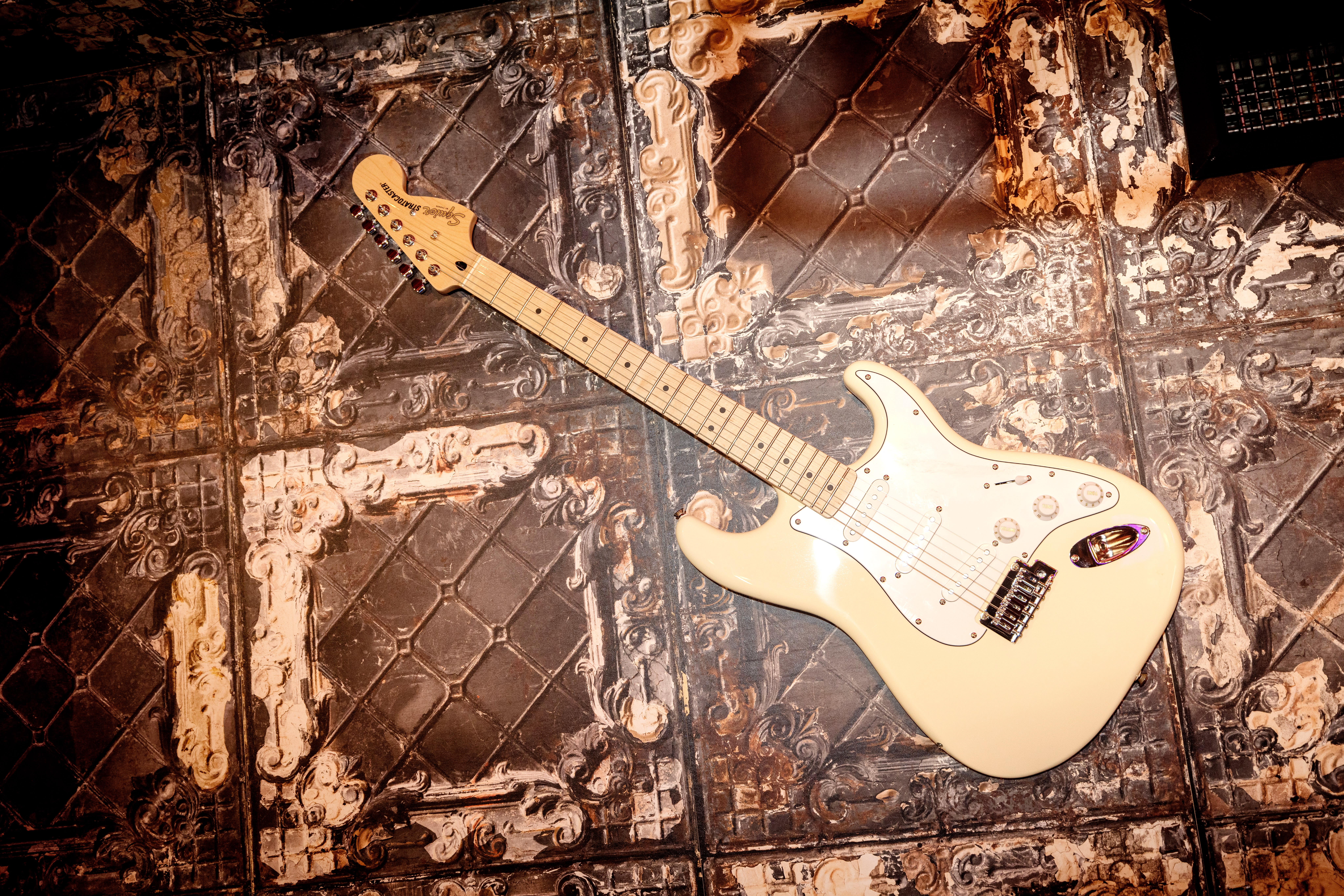 Lokalet er prydet med gitarer som er plukket opp på bruktmarkeder. 