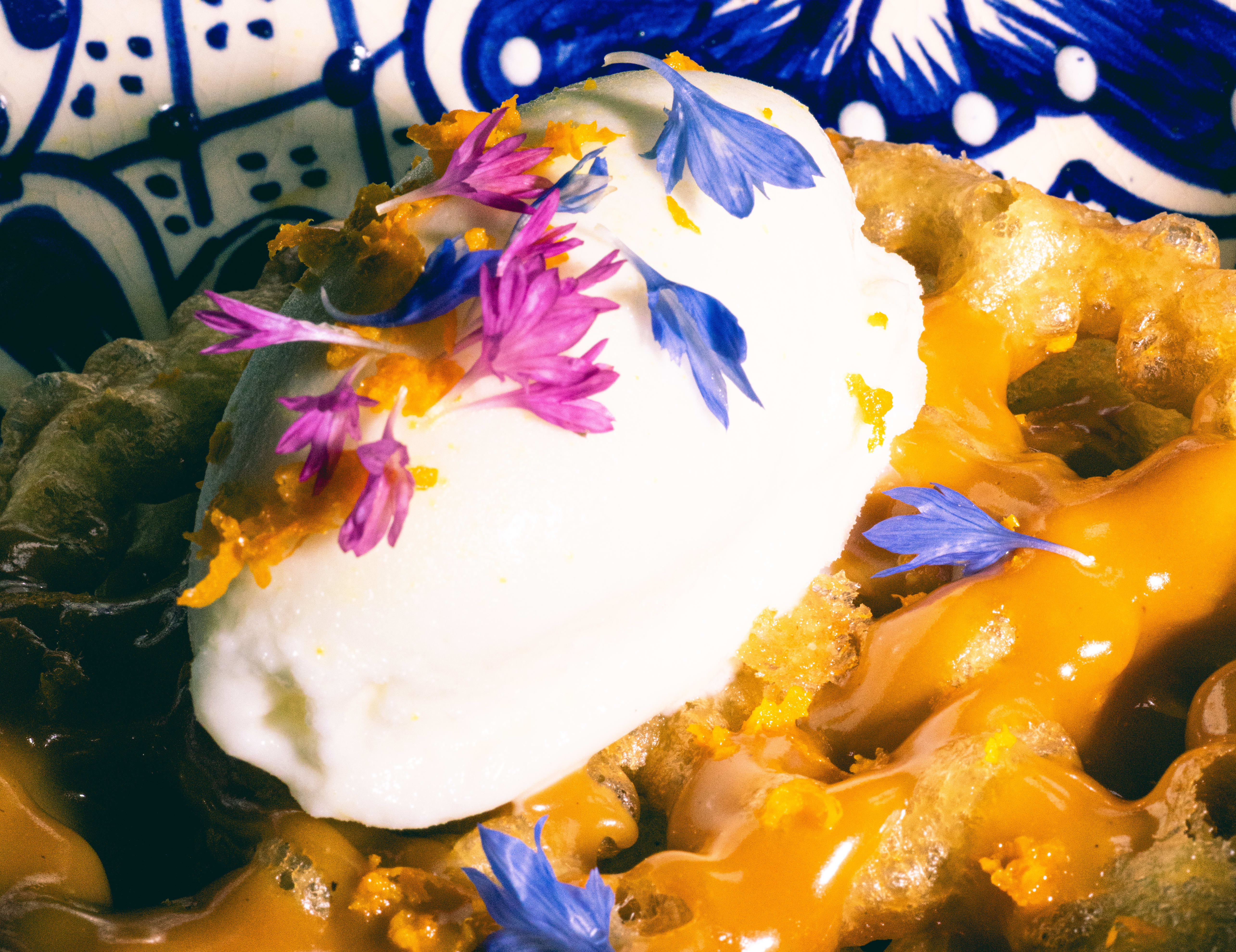 Fritert deig med rømme-is.