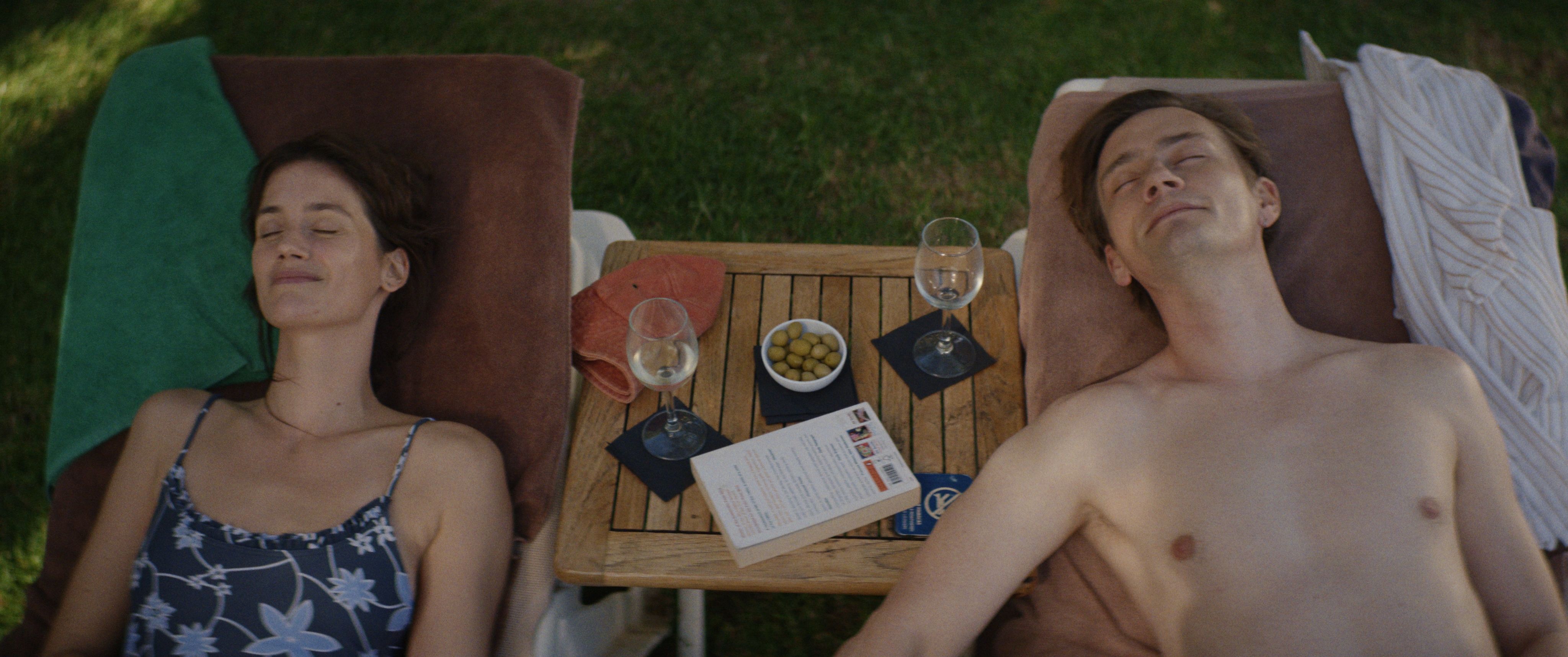 Det danske ekteparet Louise (Danica Curcic) og Mikkel (Esben Smed) nyter første dag av ferien. 