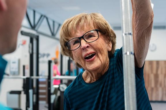 Ingeborg Thue (89) satt i en stol nesten hele dagen. Metoden som endret livet hennes, hylles av eksperter. 