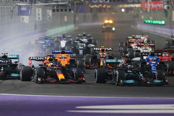 Lewis Hamilton rasende etter sammenstøt: – Den fyren er gal