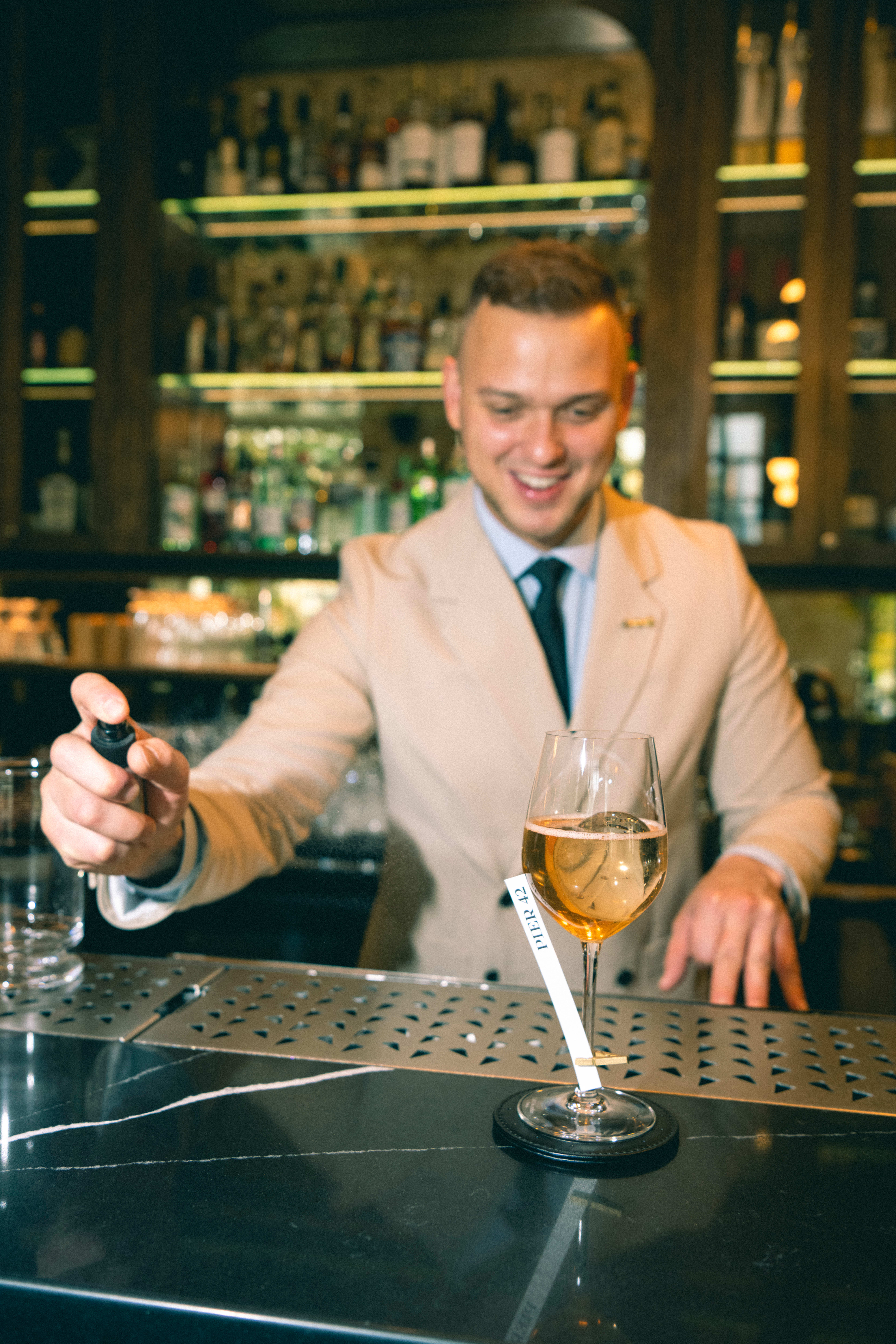 Drinken med navnet Calvin Klein får en dusj med parfyme før den serves.